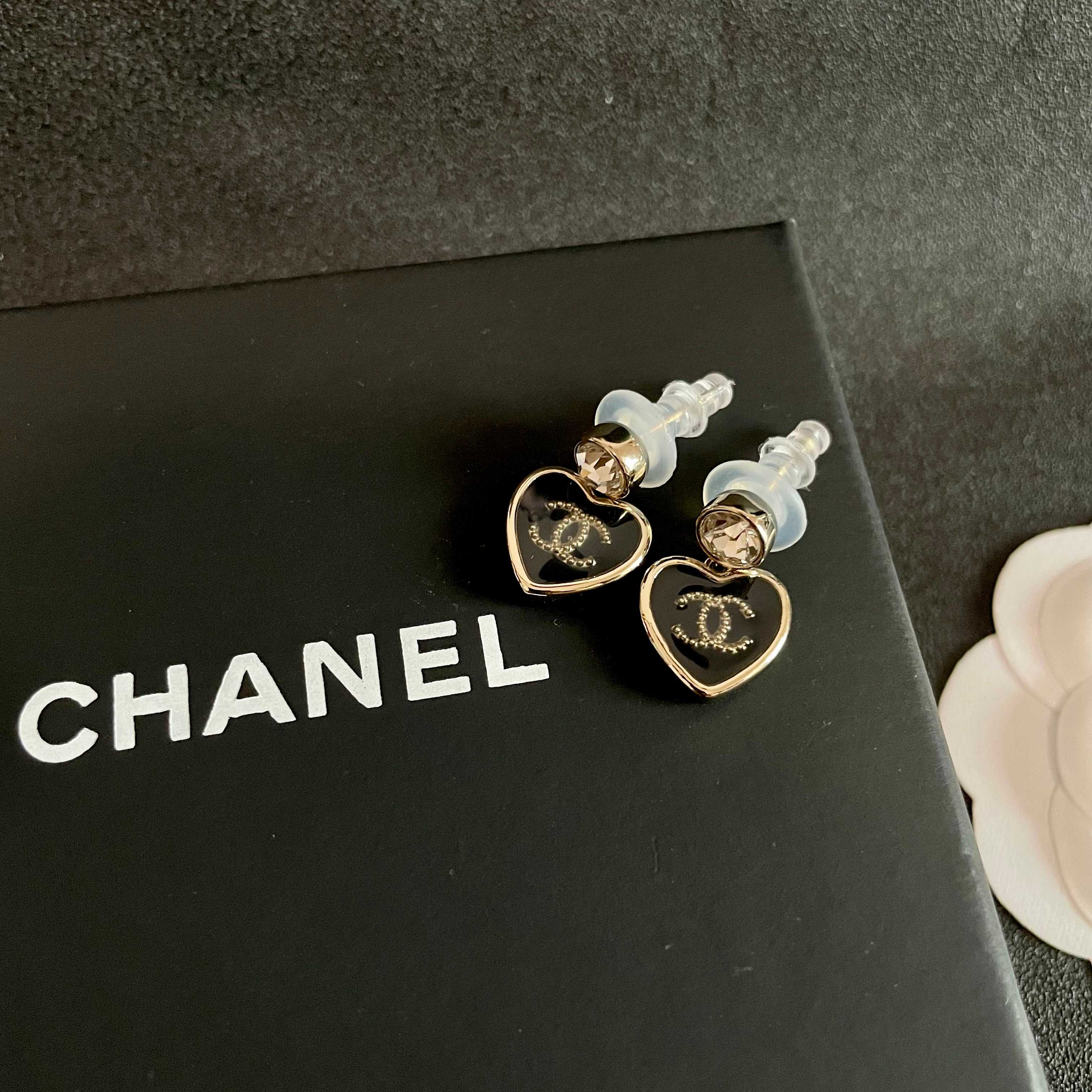 Chanel香奈儿 中古 耳钉👀小香家的款式真心无需多介绍😘🎶每一款都超好看，精致大方，非常显气质.
