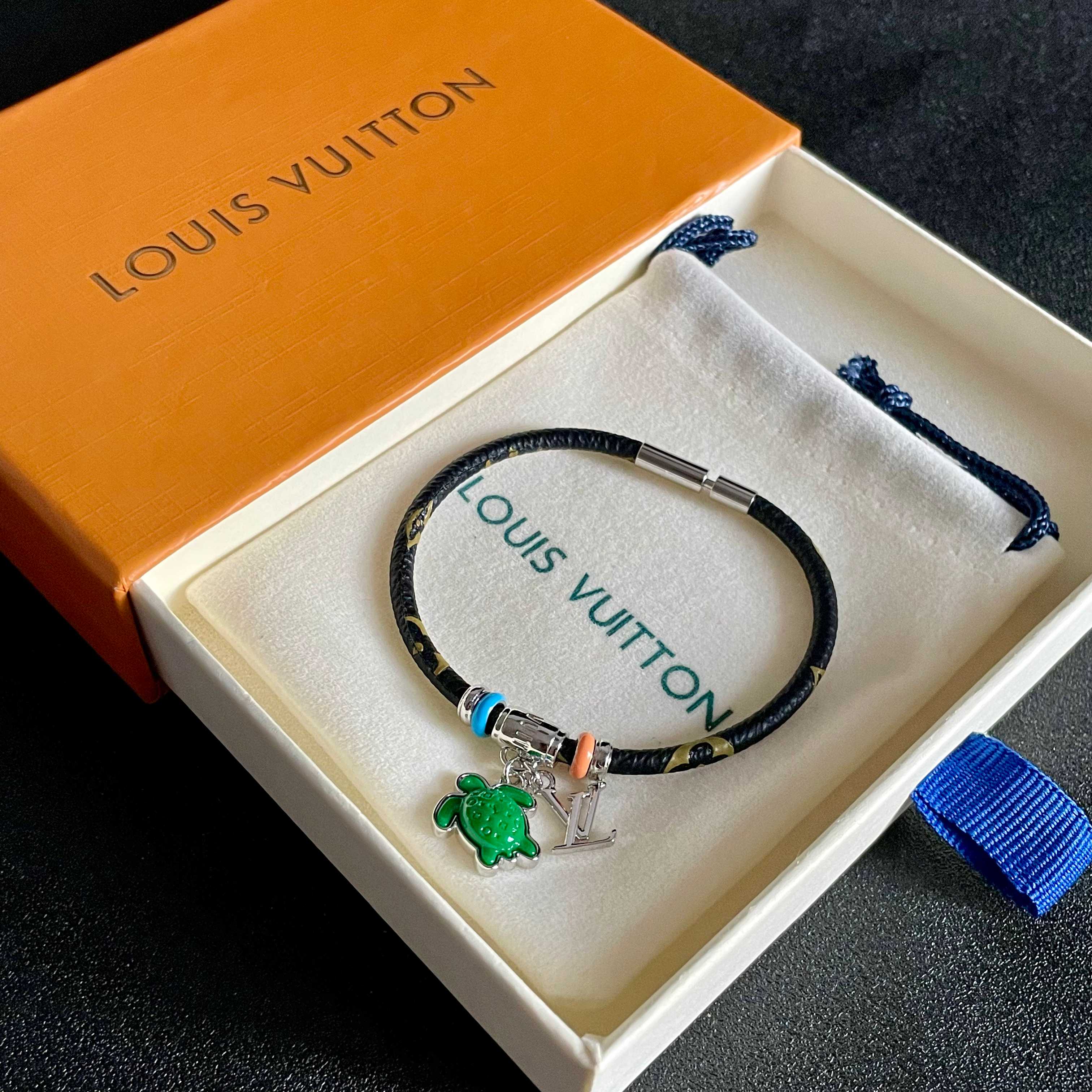 新品😍 2025新款 原单货 LV宽版皮革纹印花手镯🔹🔹Louis Vuitton 路易威登 🔹专柜一致