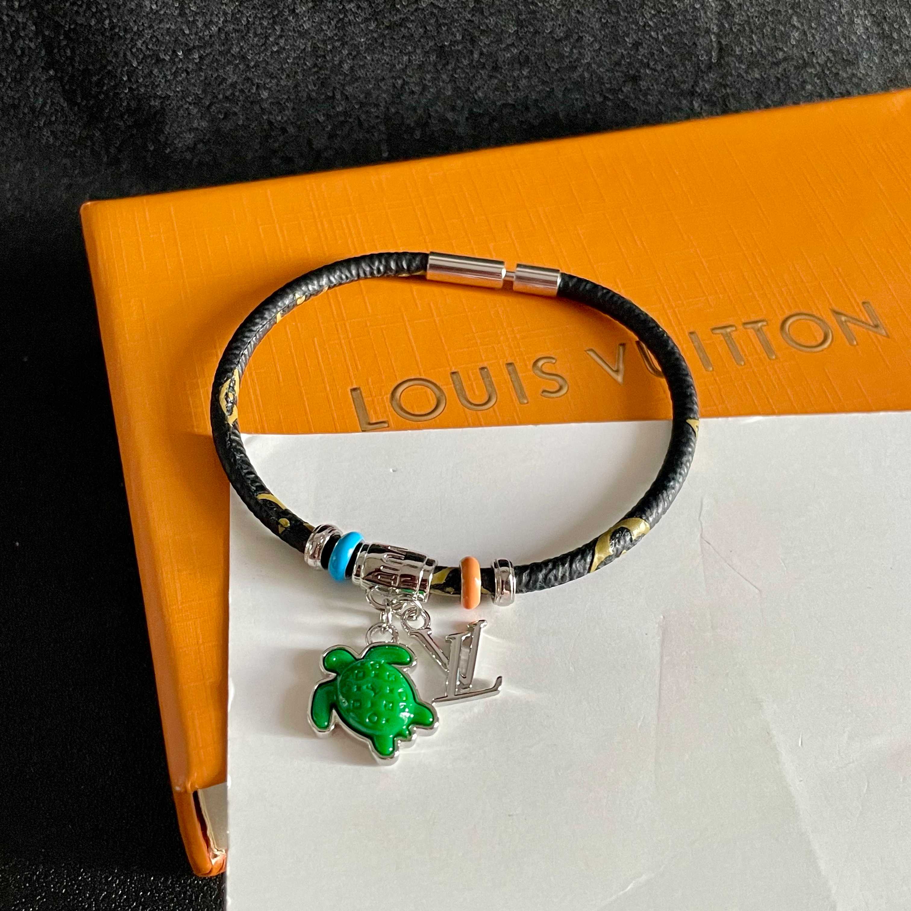 新品😍 2025新款 原单货 LV宽版皮革纹印花手镯🔹🔹Louis Vuitton 路易威登 🔹专柜一致
