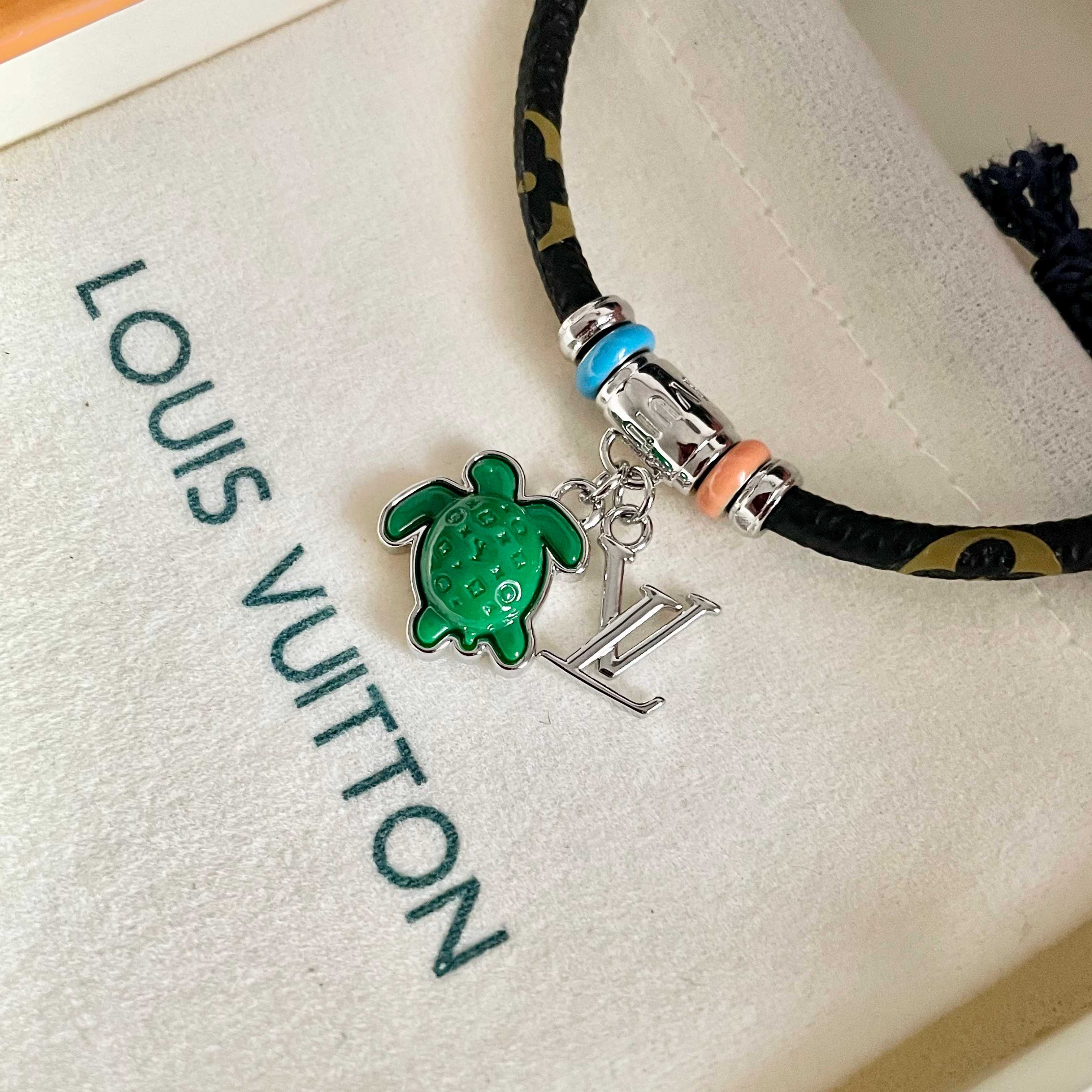 新品😍 2025新款 原单货 LV宽版皮革纹印花手镯🔹🔹Louis Vuitton 路易威登 🔹专柜一致