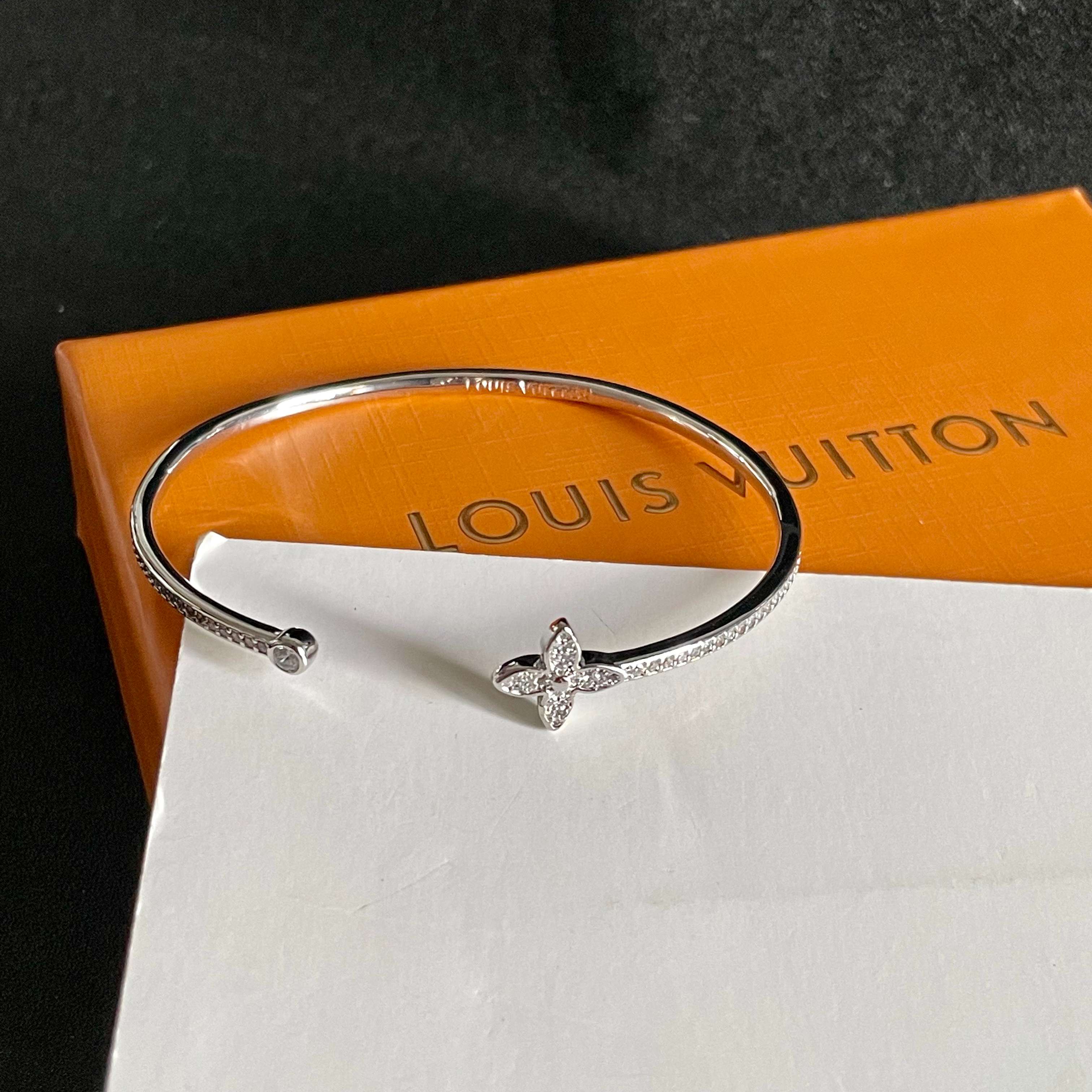 LV 手镯🔹🔹Louis Vuitton 路易威登🔹专柜一致材质 火爆款出货 设计独特 复古前卫 男神、