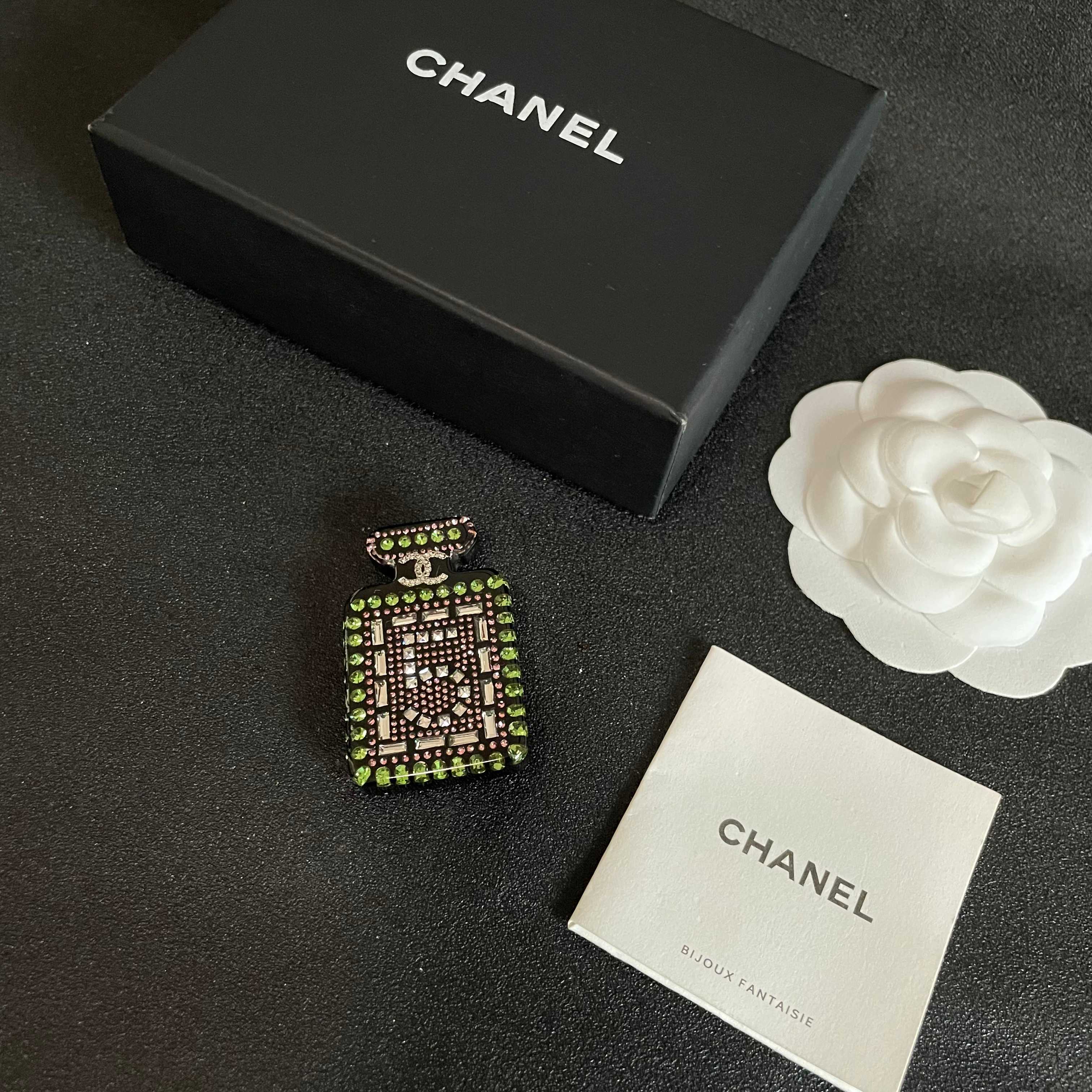 CHANEL🇫🇷小香 专柜新款同步上新香奈儿胸针，是最懂女人的饰物。那些倾注了全部心血去做自己的女人，往