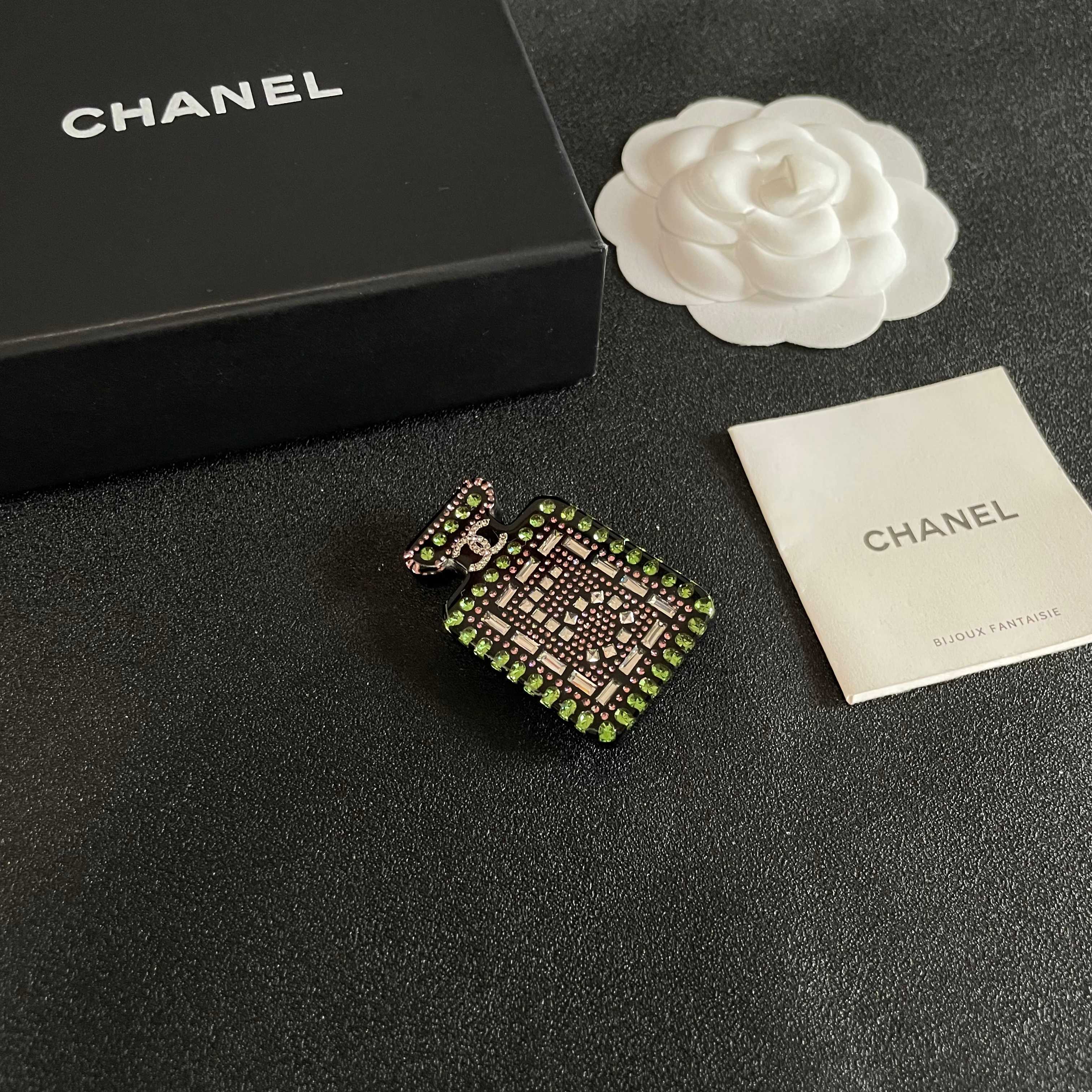 CHANEL🇫🇷小香 专柜新款同步上新香奈儿胸针，是最懂女人的饰物。那些倾注了全部心血去做自己的女人，往