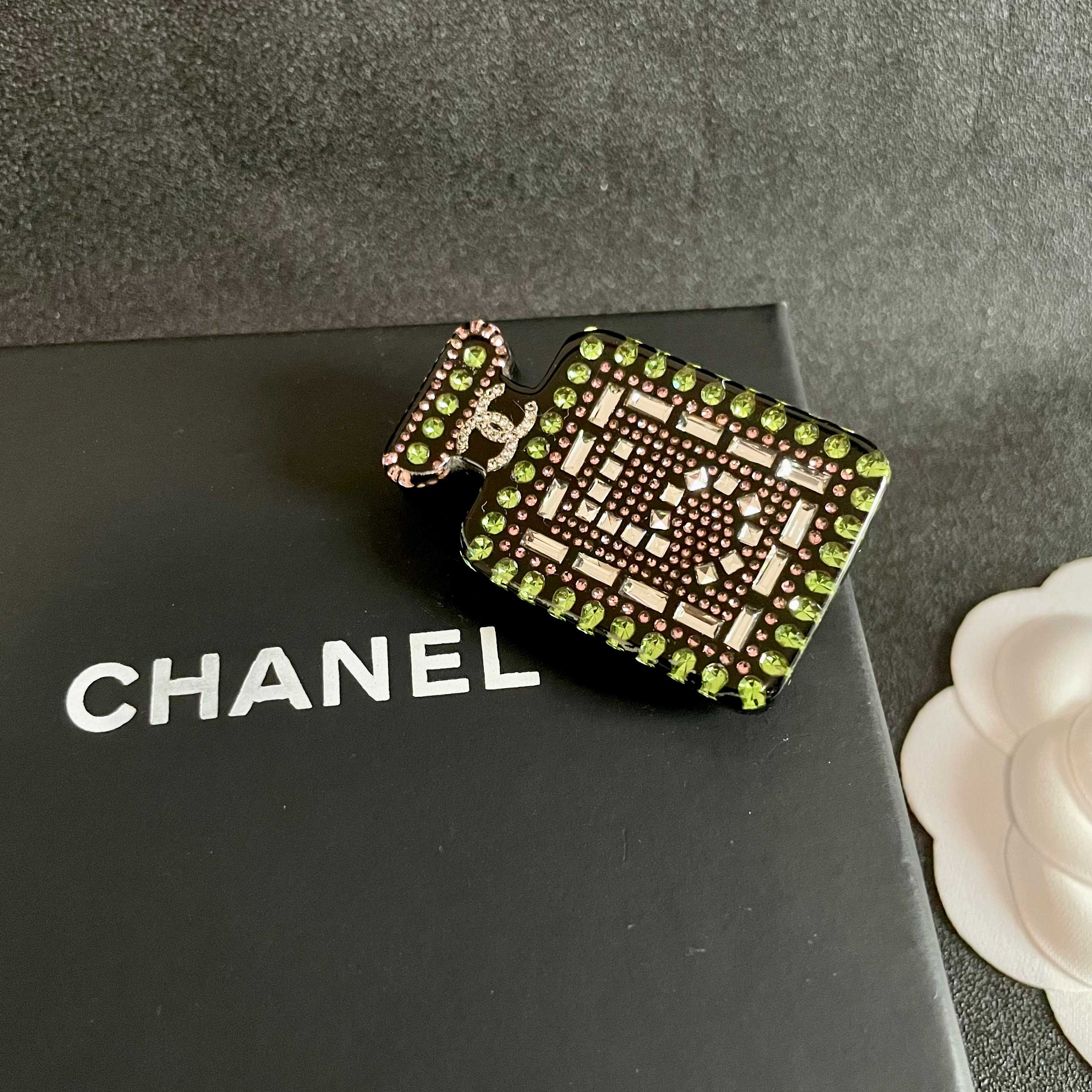 CHANEL🇫🇷小香 专柜新款同步上新香奈儿胸针，是最懂女人的饰物。那些倾注了全部心血去做自己的女人，往