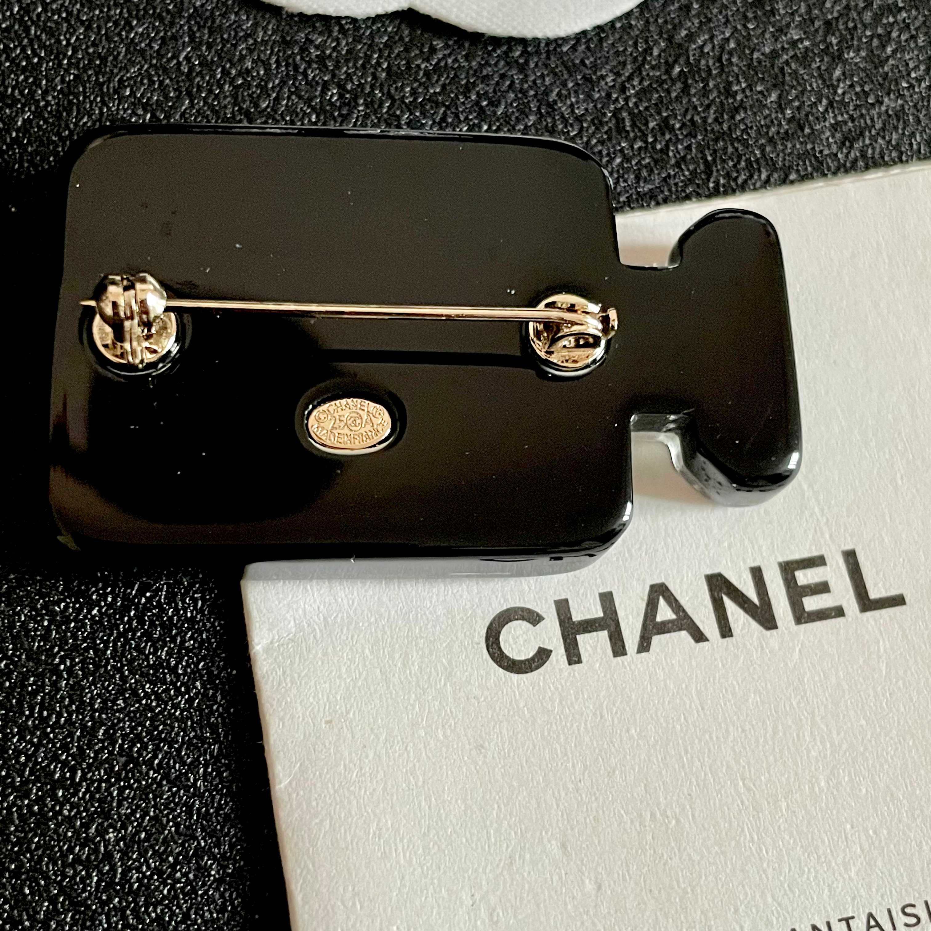 CHANEL🇫🇷小香 专柜新款同步上新香奈儿胸针，是最懂女人的饰物。那些倾注了全部心血去做自己的女人，往
