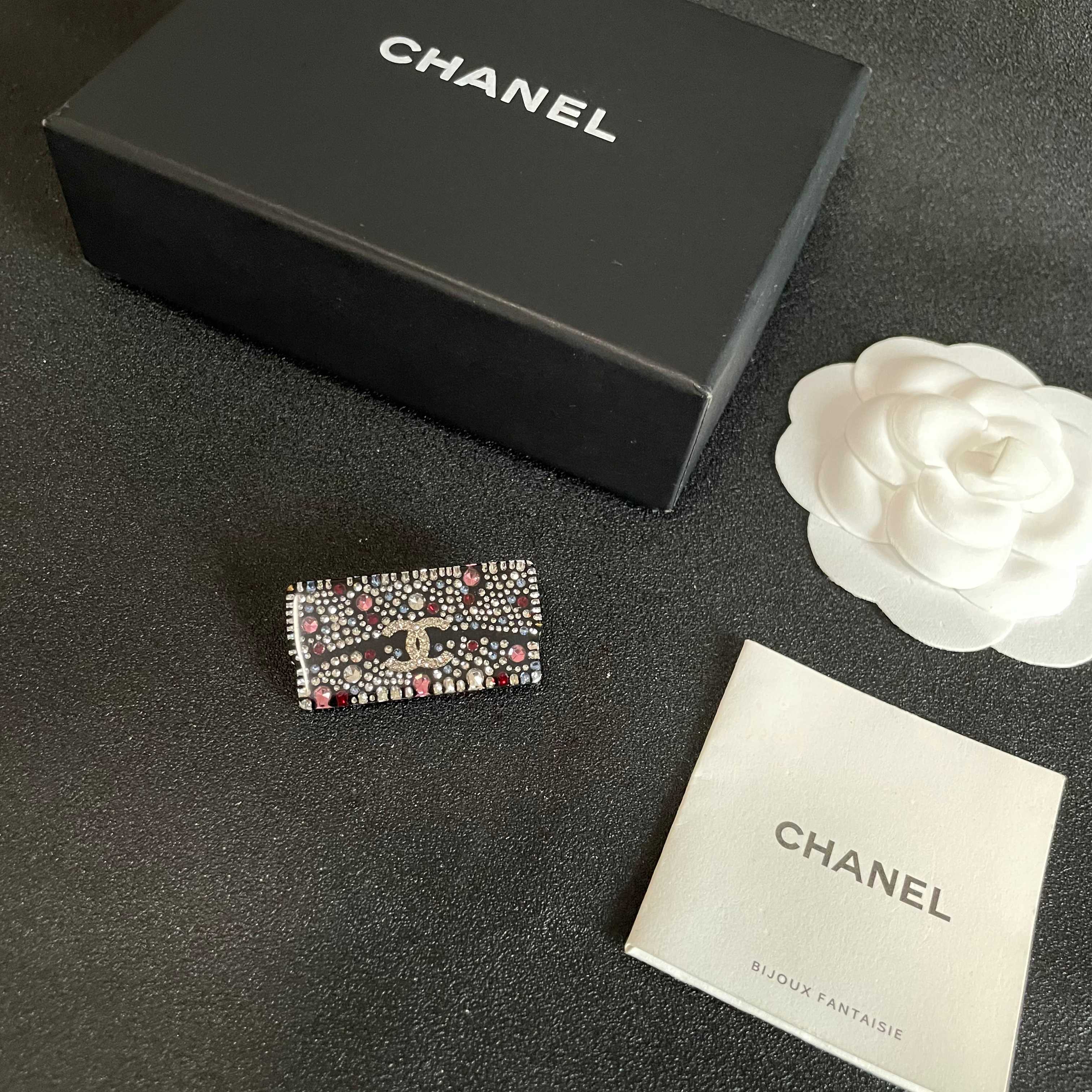CHANEL🇫🇷小香 专柜新款同步上新香奈儿胸针，是最懂女人的饰物。那些倾注了全部心血去做自己的女人，往