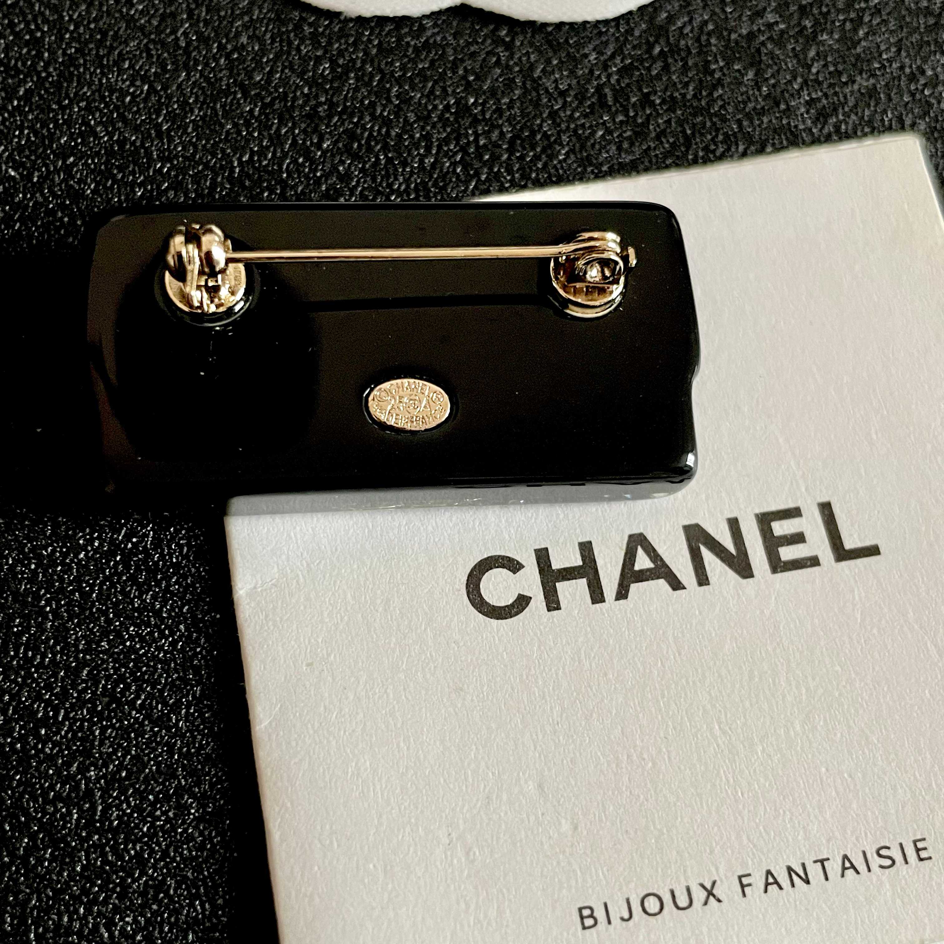 CHANEL🇫🇷小香 专柜新款同步上新香奈儿胸针，是最懂女人的饰物。那些倾注了全部心血去做自己的女人，往