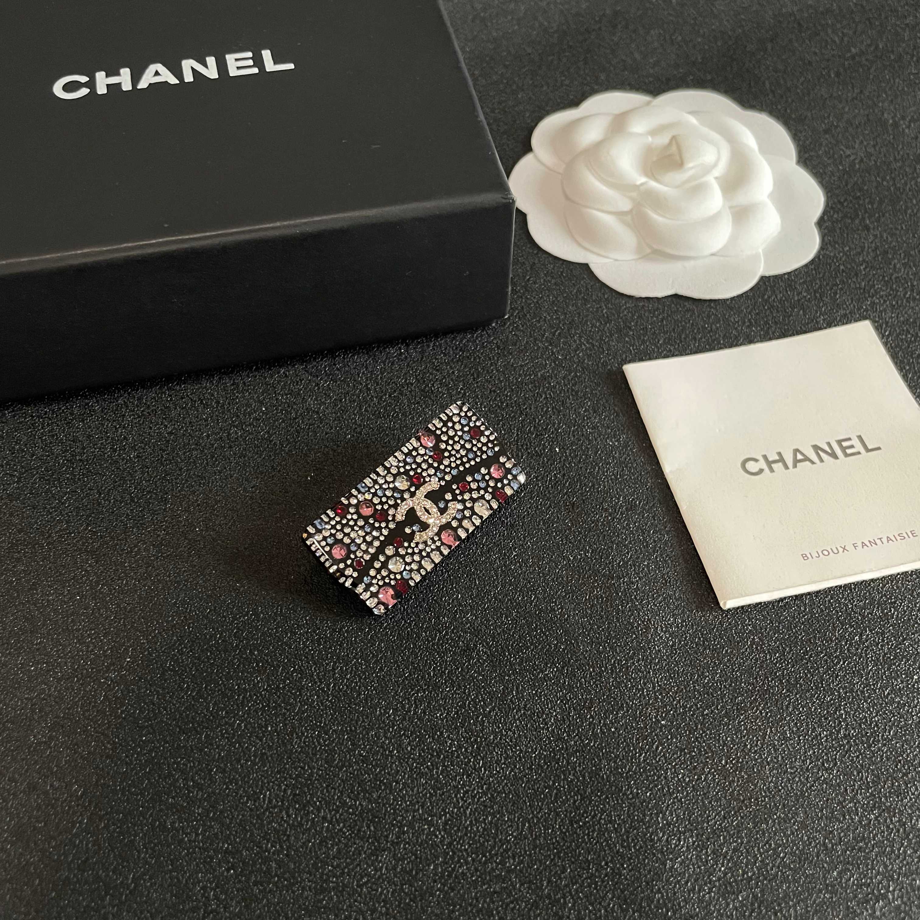 CHANEL🇫🇷小香 专柜新款同步上新香奈儿胸针，是最懂女人的饰物。那些倾注了全部心血去做自己的女人，往