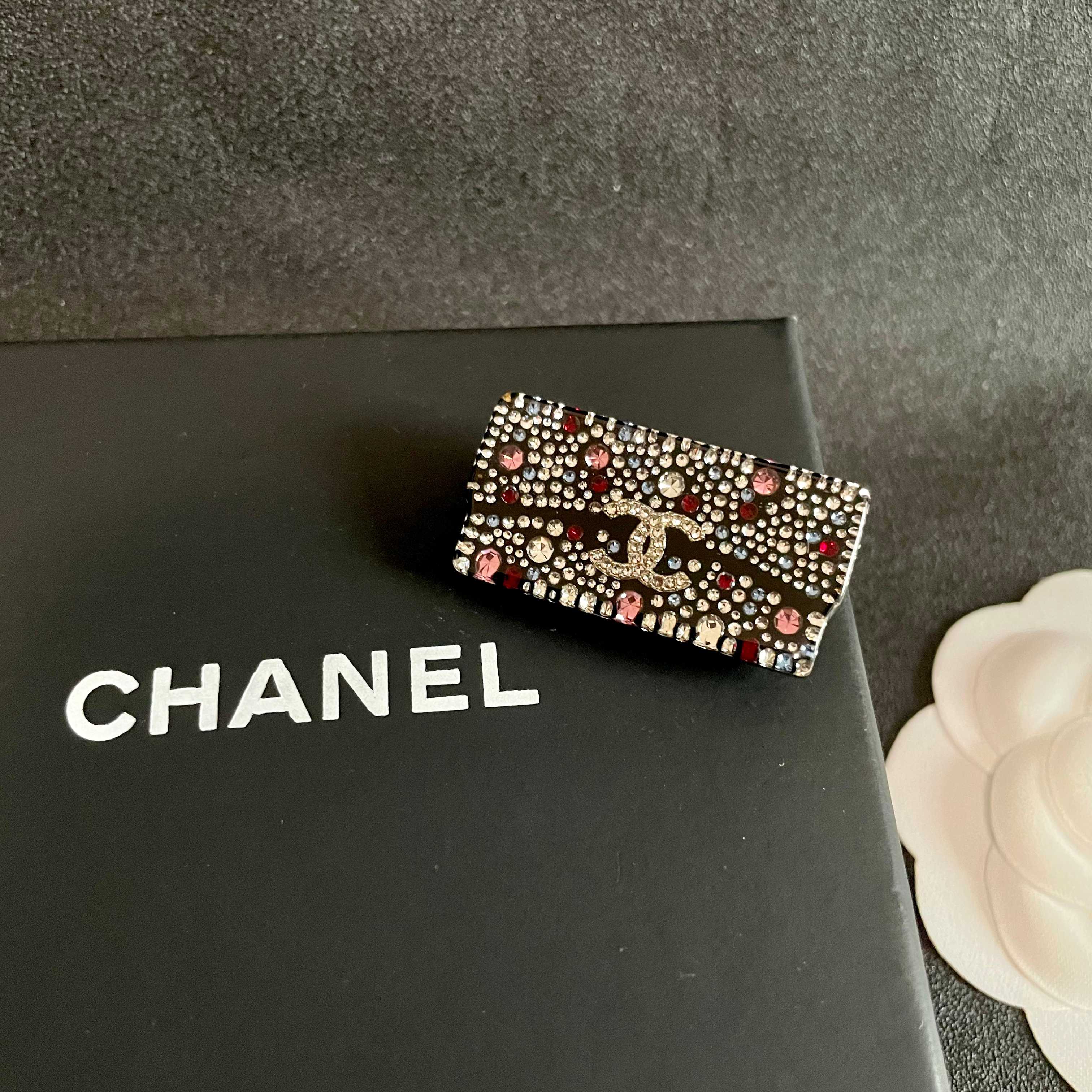 CHANEL🇫🇷小香 专柜新款同步上新香奈儿胸针，是最懂女人的饰物。那些倾注了全部心血去做自己的女人，往