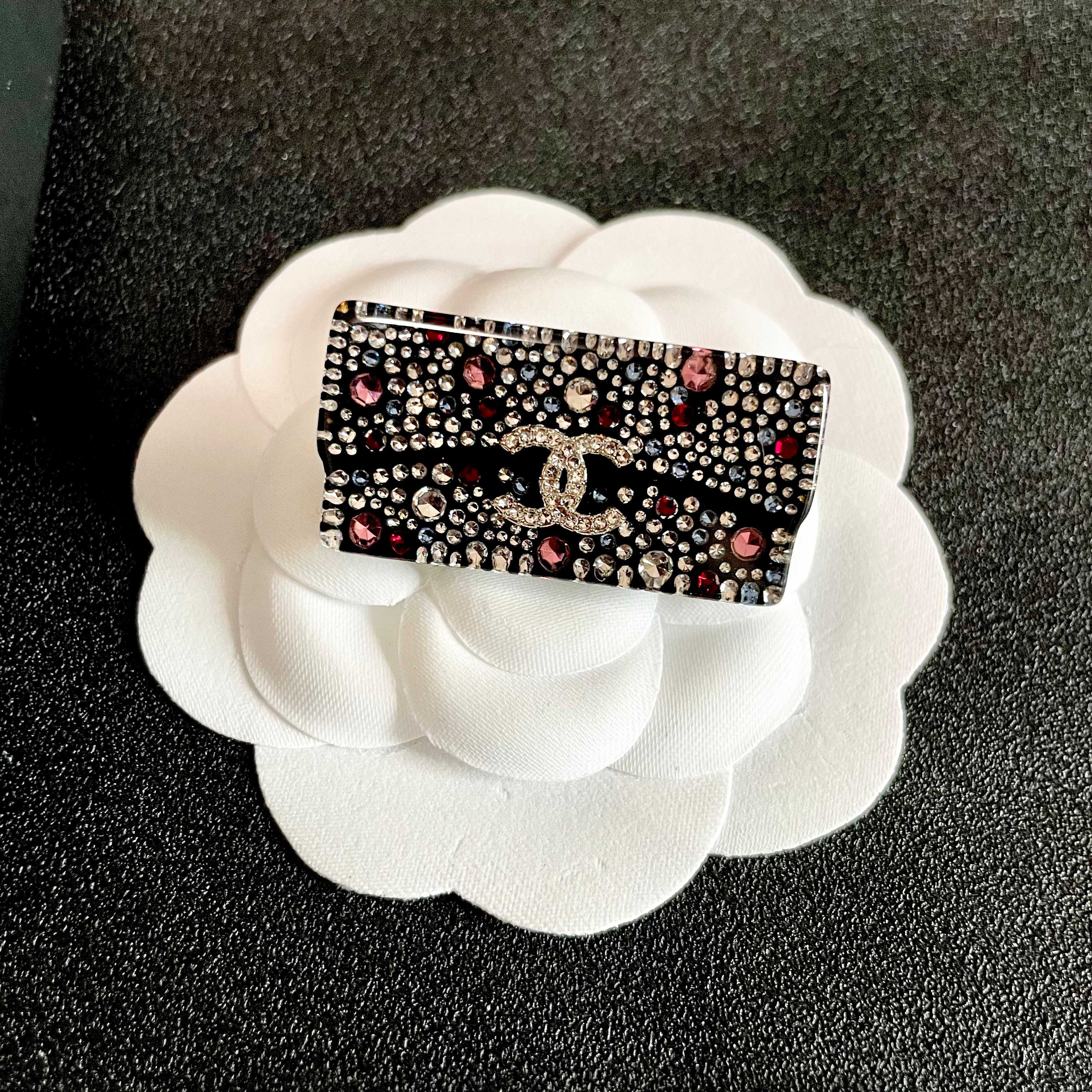 CHANEL🇫🇷小香 专柜新款同步上新香奈儿胸针，是最懂女人的饰物。那些倾注了全部心血去做自己的女人，往
