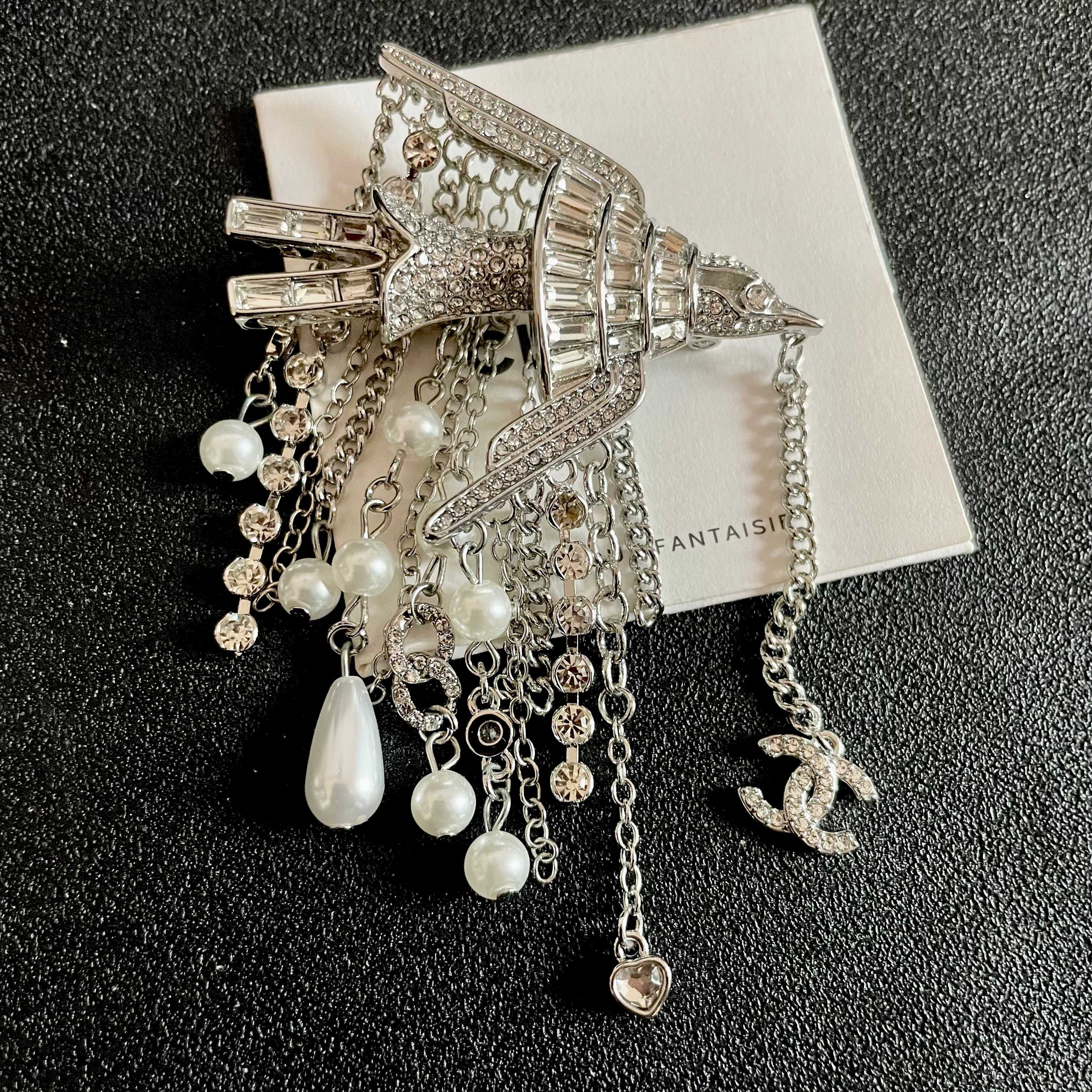 CHANEL🇫🇷小香 专柜新款同步上新香奈儿胸针，是最懂女人的饰物。那些倾注了全部心血去做自己的女人，往