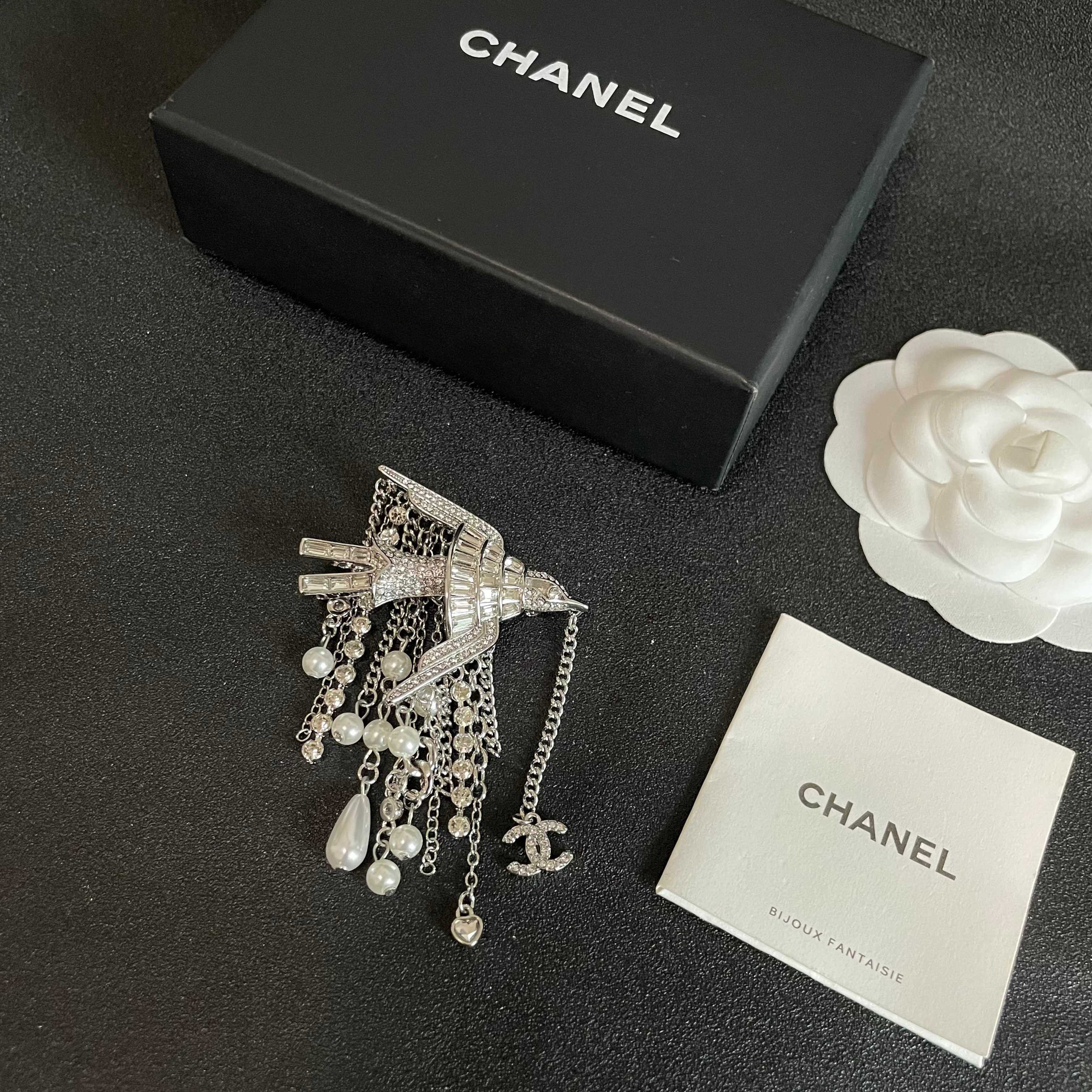 CHANEL🇫🇷小香 专柜新款同步上新香奈儿胸针，是最懂女人的饰物。那些倾注了全部心血去做自己的女人，往