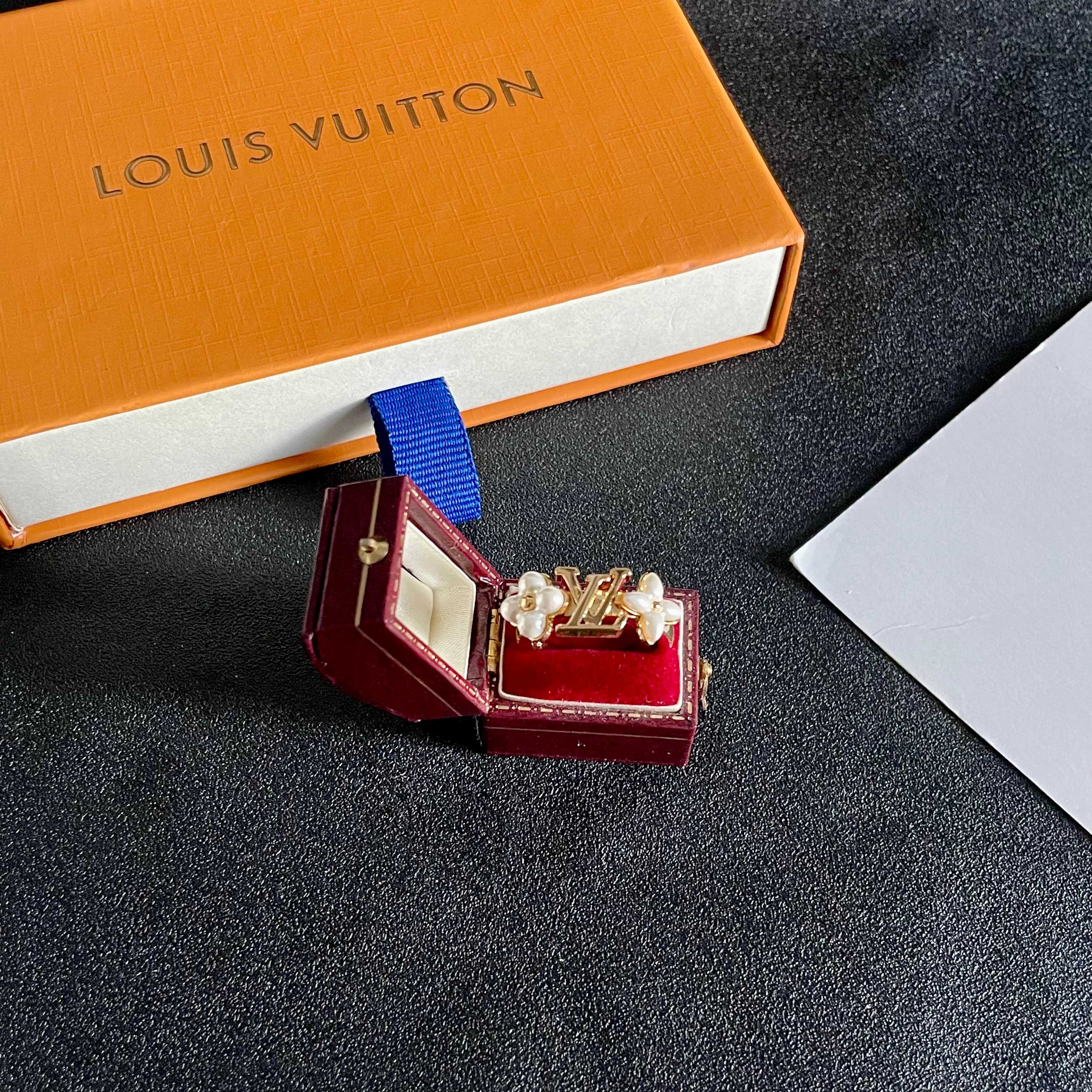 💗新款LV路易威登LouisVuitton珍珠LOGO系列造型戒指！夏天必备款🥰一戴就忍不住想夸的一款，