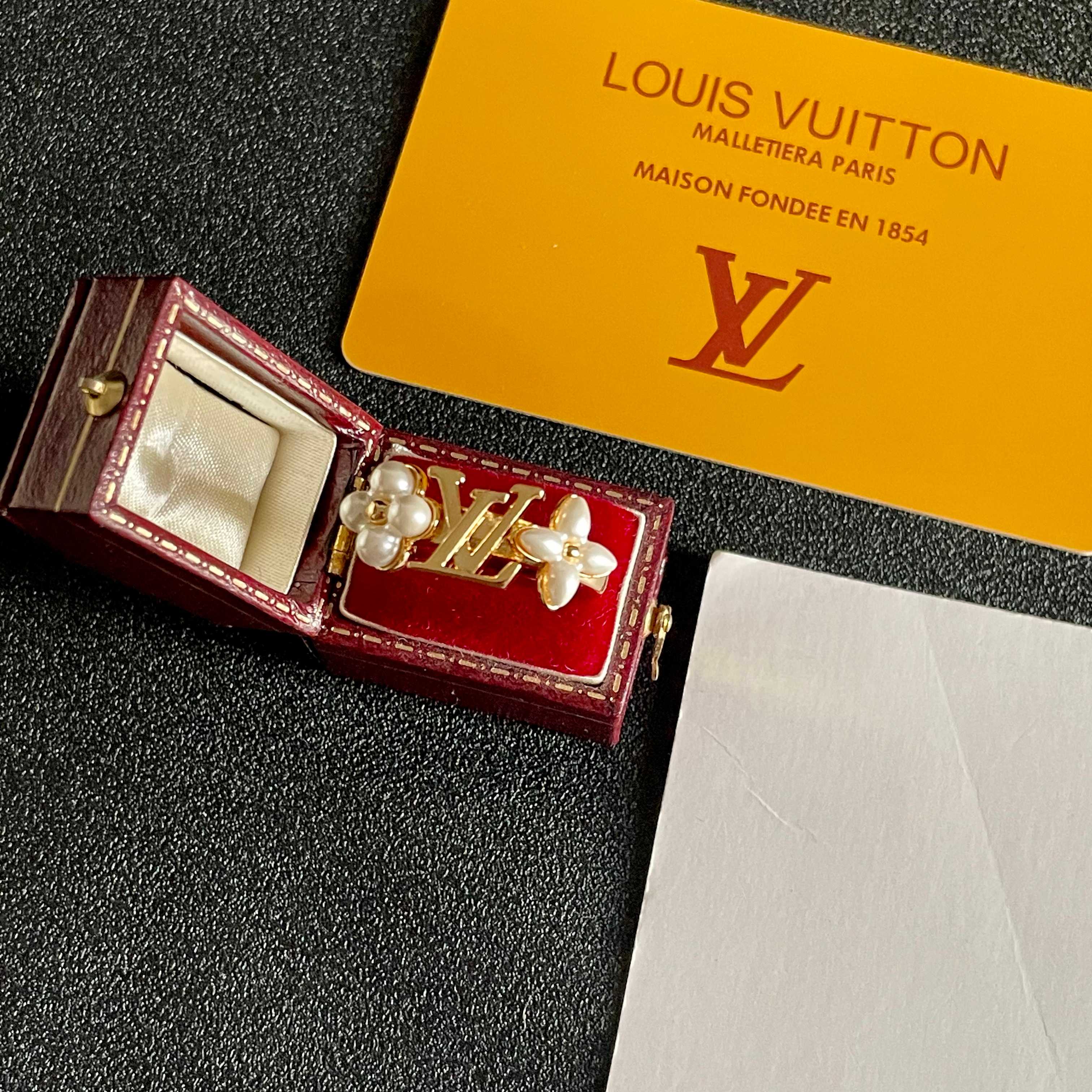 💗新款LV路易威登LouisVuitton珍珠LOGO系列造型戒指！夏天必备款🥰一戴就忍不住想夸的一款，