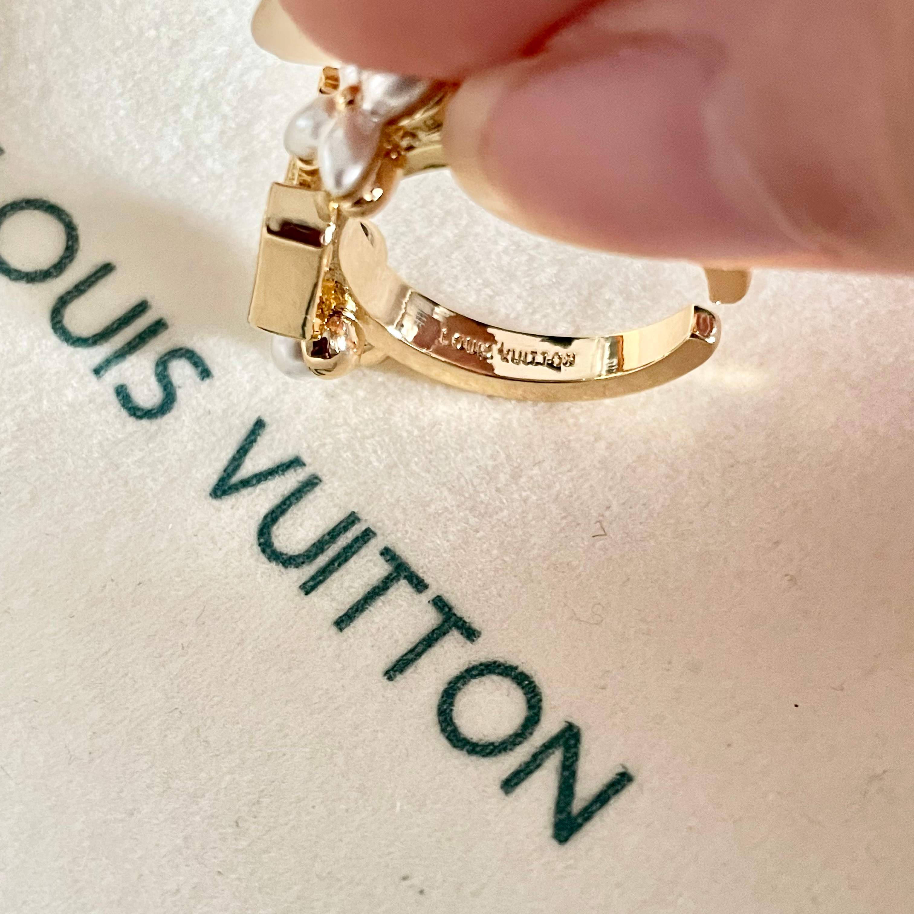 💗新款LV路易威登LouisVuitton珍珠LOGO系列造型戒指！夏天必备款🥰一戴就忍不住想夸的一款，