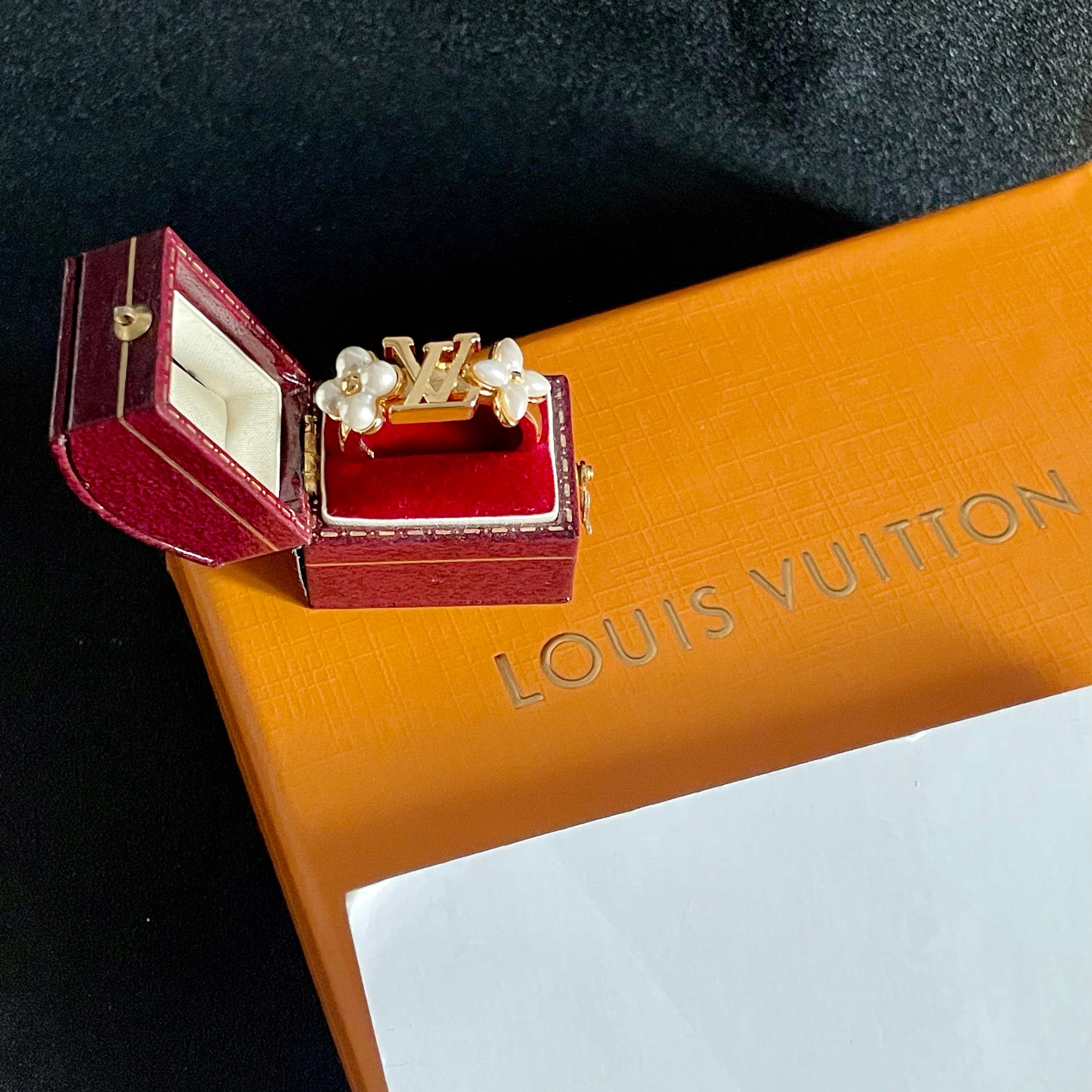 💗新款LV路易威登LouisVuitton珍珠LOGO系列造型戒指！夏天必备款🥰一戴就忍不住想夸的一款，