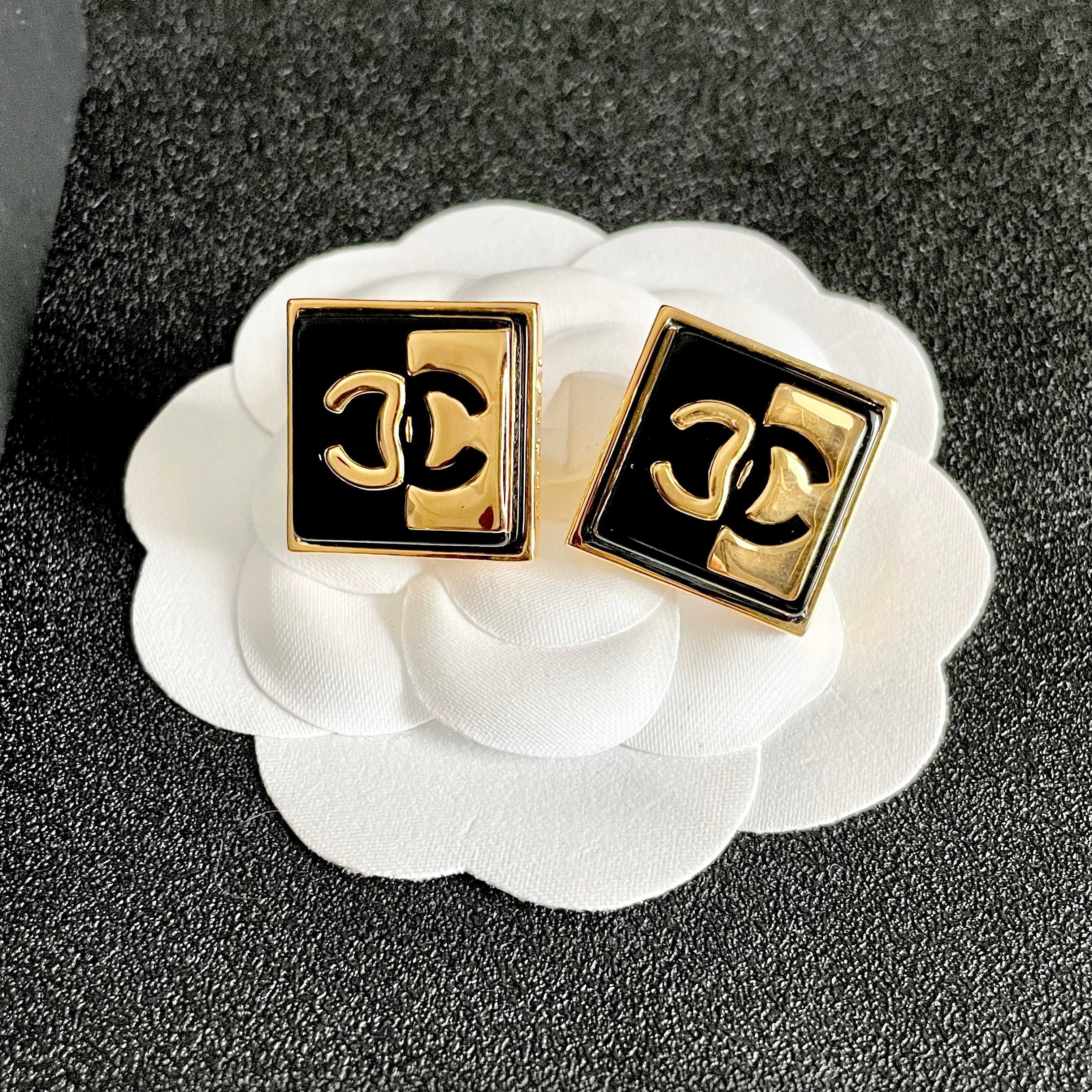Chanel香奈儿 中古 字母 耳钉👀小香家的款式真心无需多介绍😘🎶每一款都超好看，精致大方，非常显气质