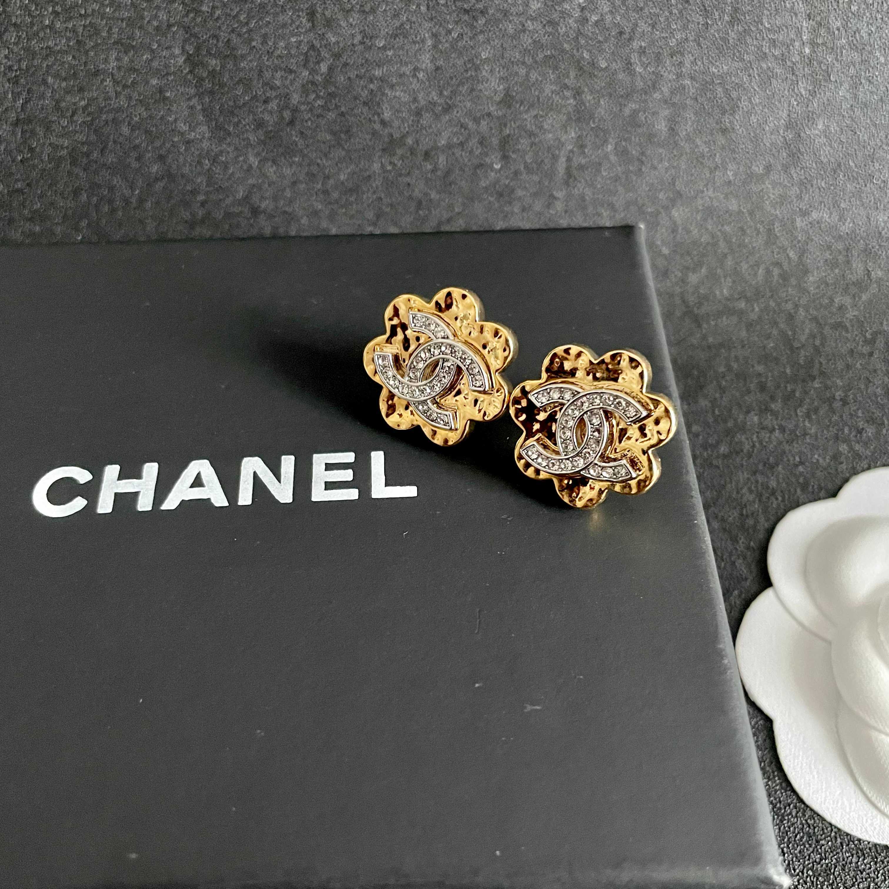 Chanel香奈儿 中古 耳钉👀小香家的款式真心无需多介绍😘🎶每一款都超好看，精致大方，非常显气质