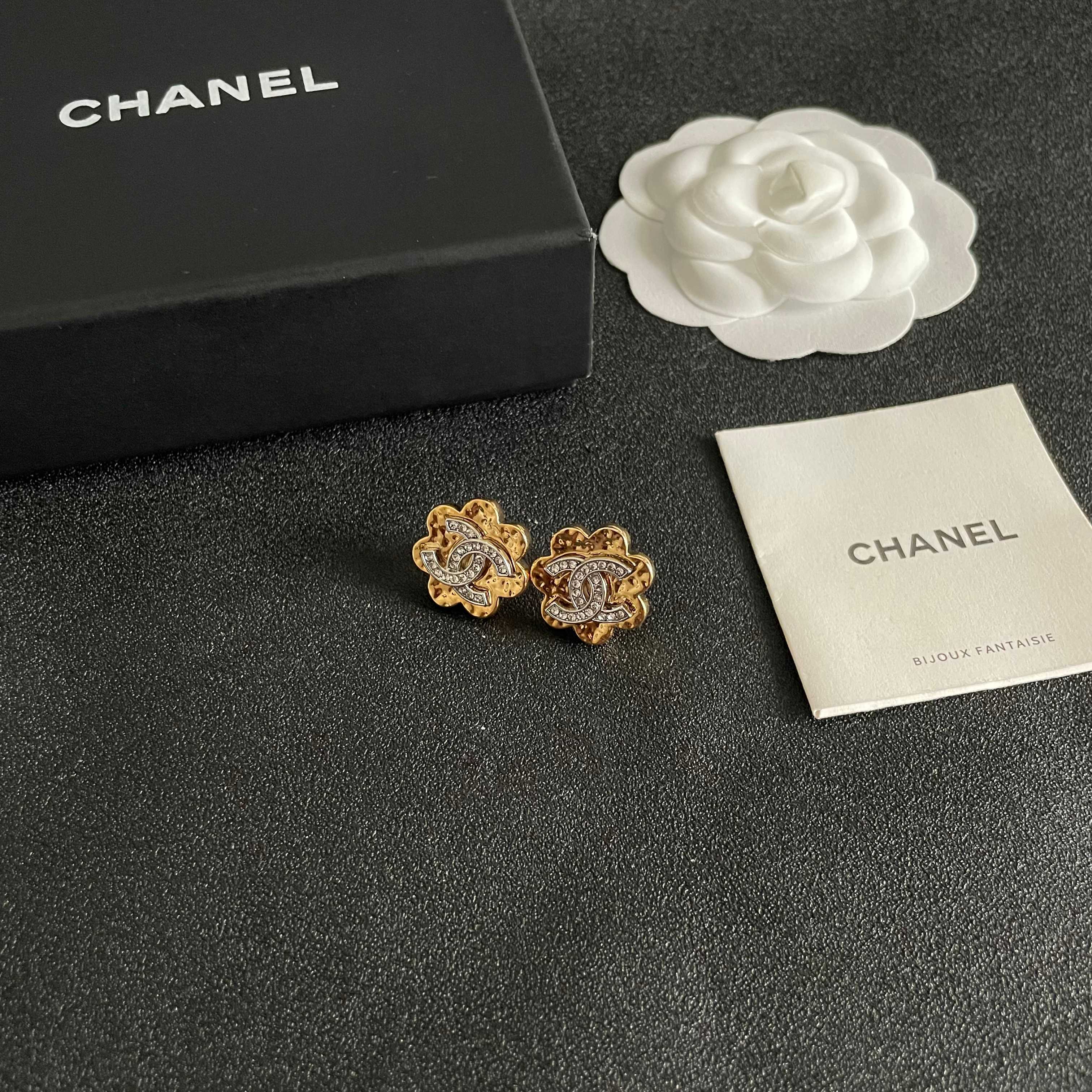 Chanel香奈儿 中古 耳钉👀小香家的款式真心无需多介绍😘🎶每一款都超好看，精致大方，非常显气质