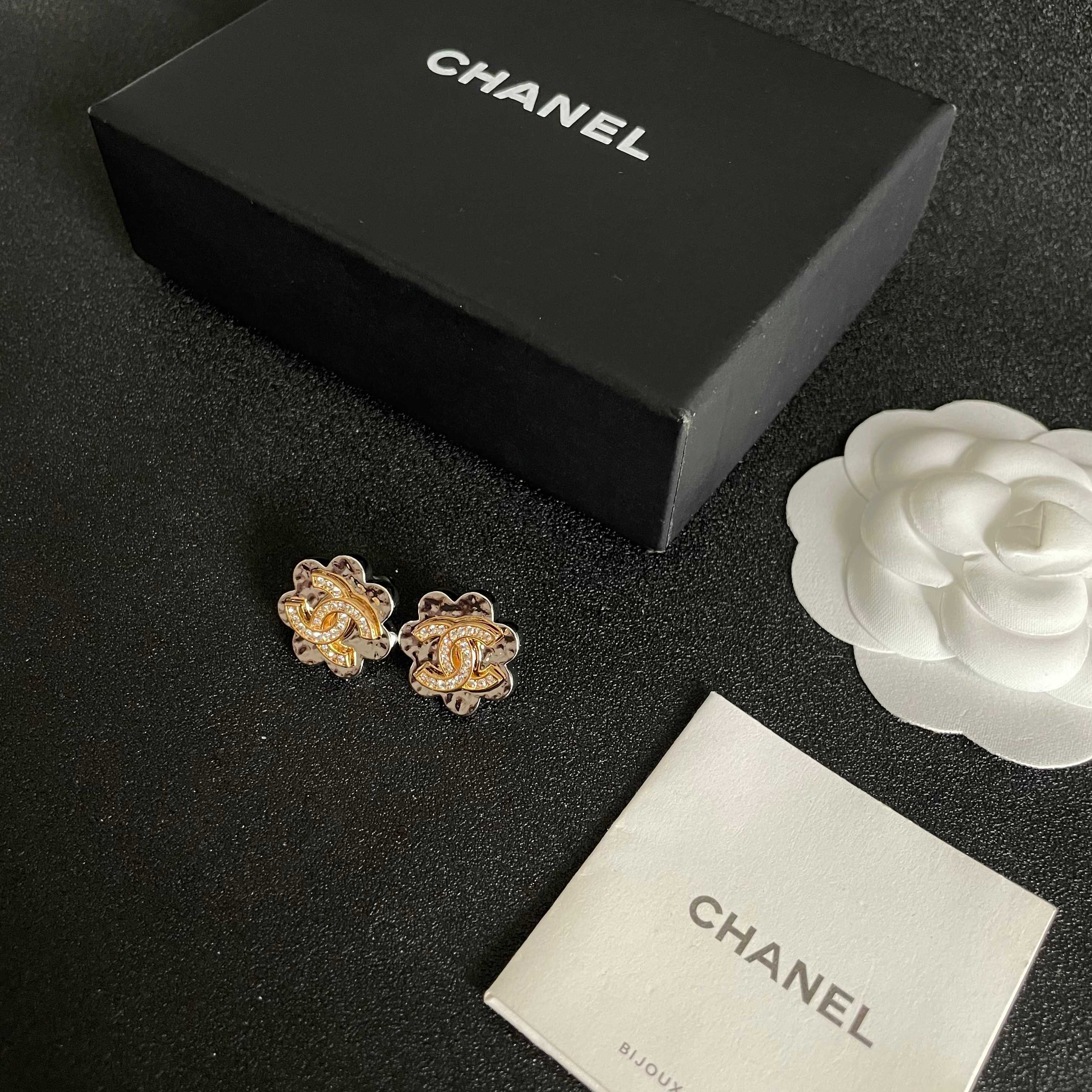 Chanel香奈儿 中古 耳钉👀小香家的款式真心无需多介绍😘🎶每一款都超好看，精致大方，非常显气质