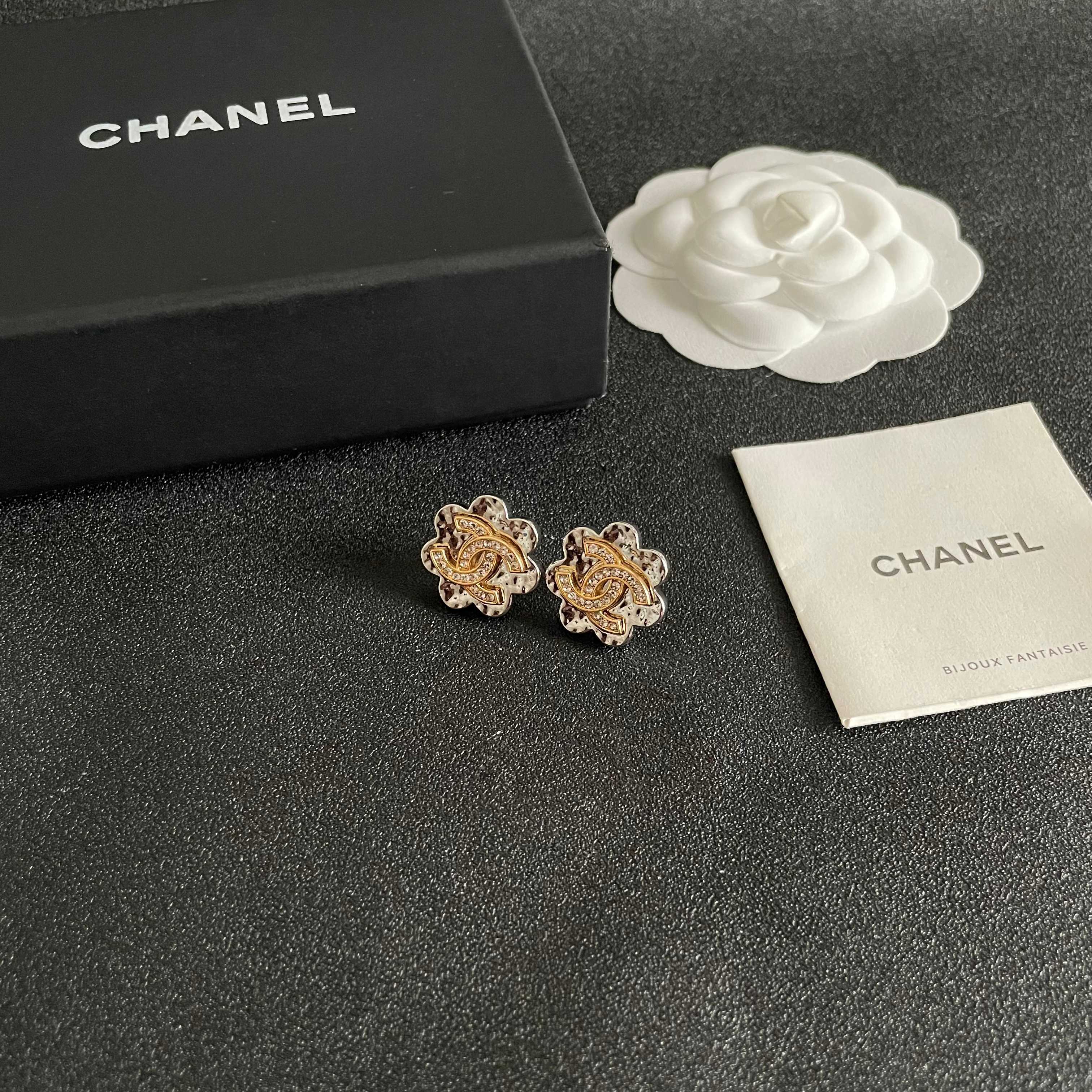 Chanel香奈儿 中古 耳钉👀小香家的款式真心无需多介绍😘🎶每一款都超好看，精致大方，非常显气质
