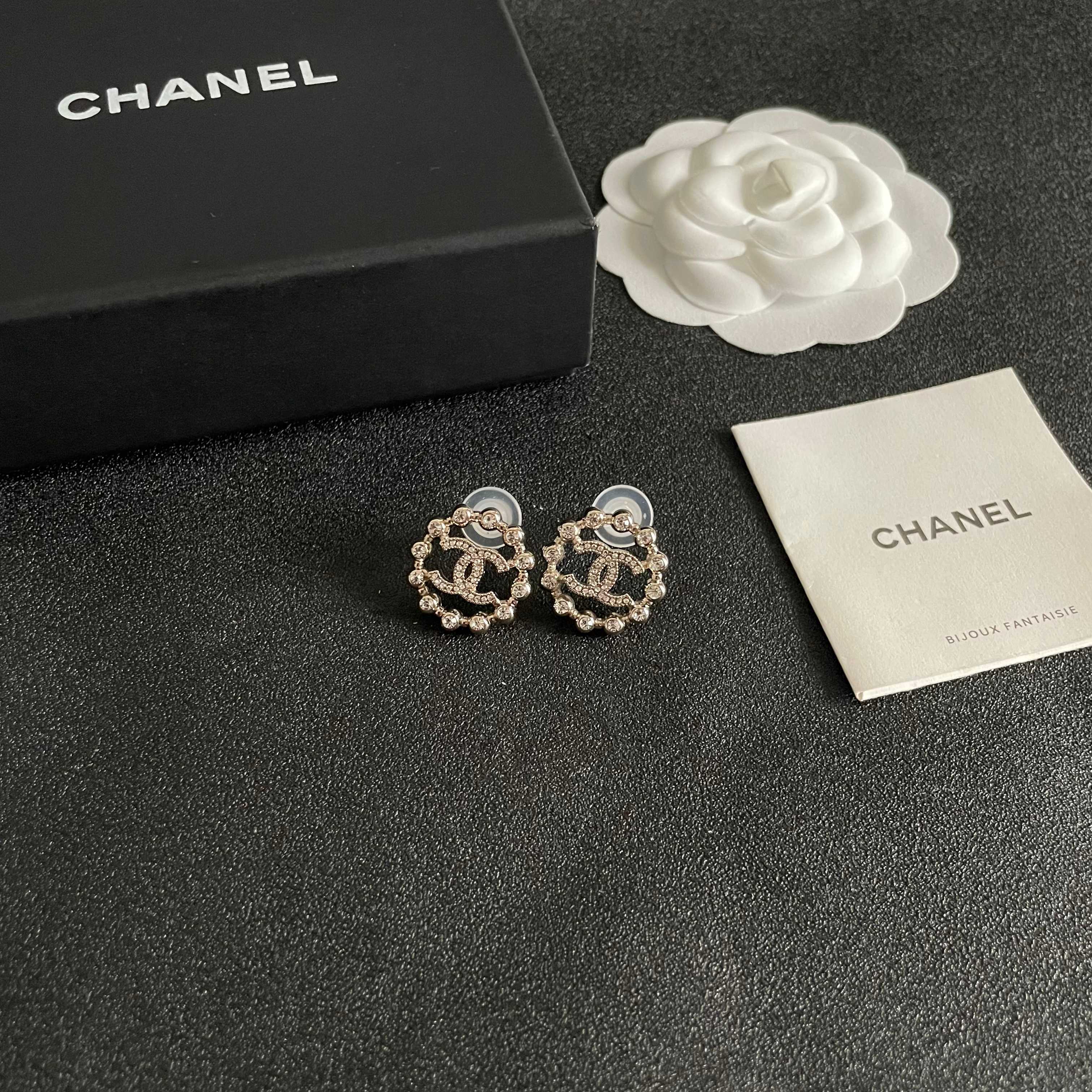 Chanel香奈儿 中古 耳钉👀小香家的款式真心无需多介绍😘🎶每一款都超好看，精致大方，非常显气质