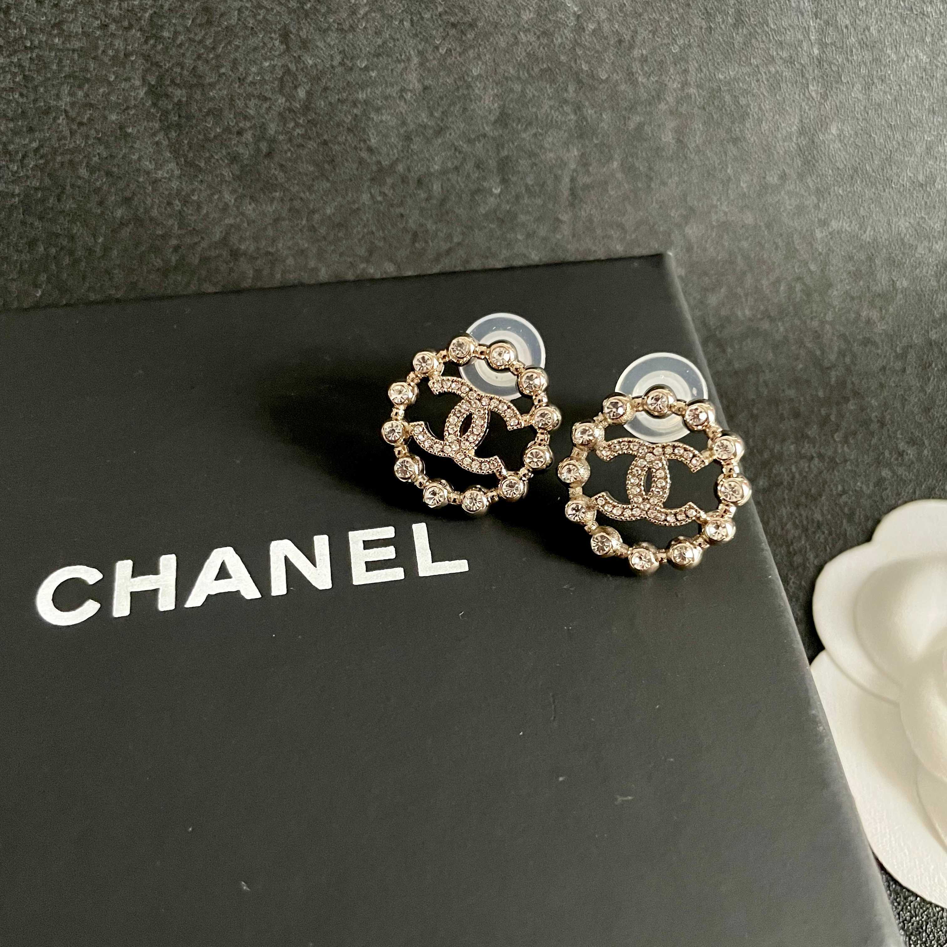 Chanel香奈儿 中古 耳钉👀小香家的款式真心无需多介绍😘🎶每一款都超好看，精致大方，非常显气质