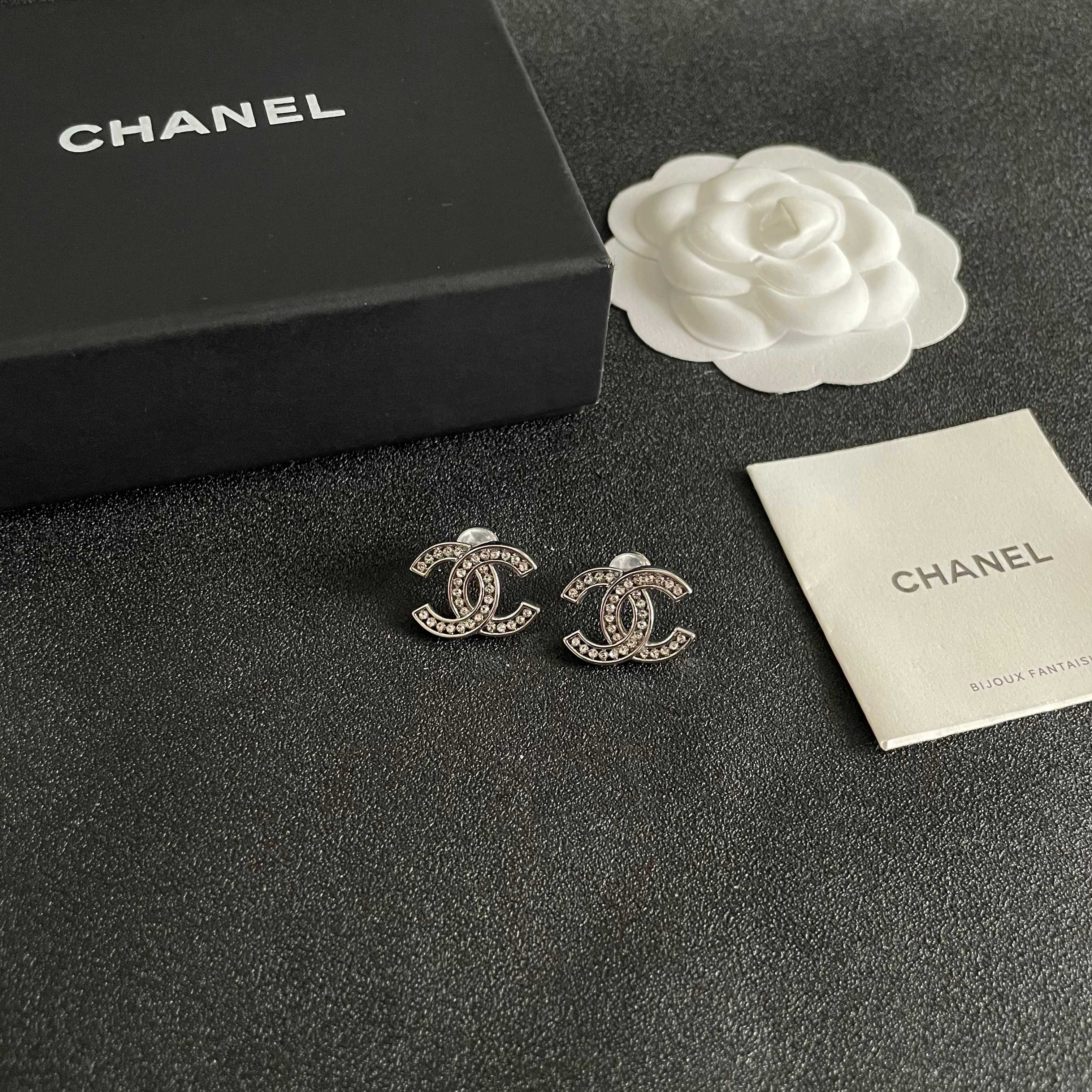Chanel香奈儿 中古 耳钉👀小香家的款式真心无需多介绍😘🎶每一款都超好看，精致大方，非常显气质