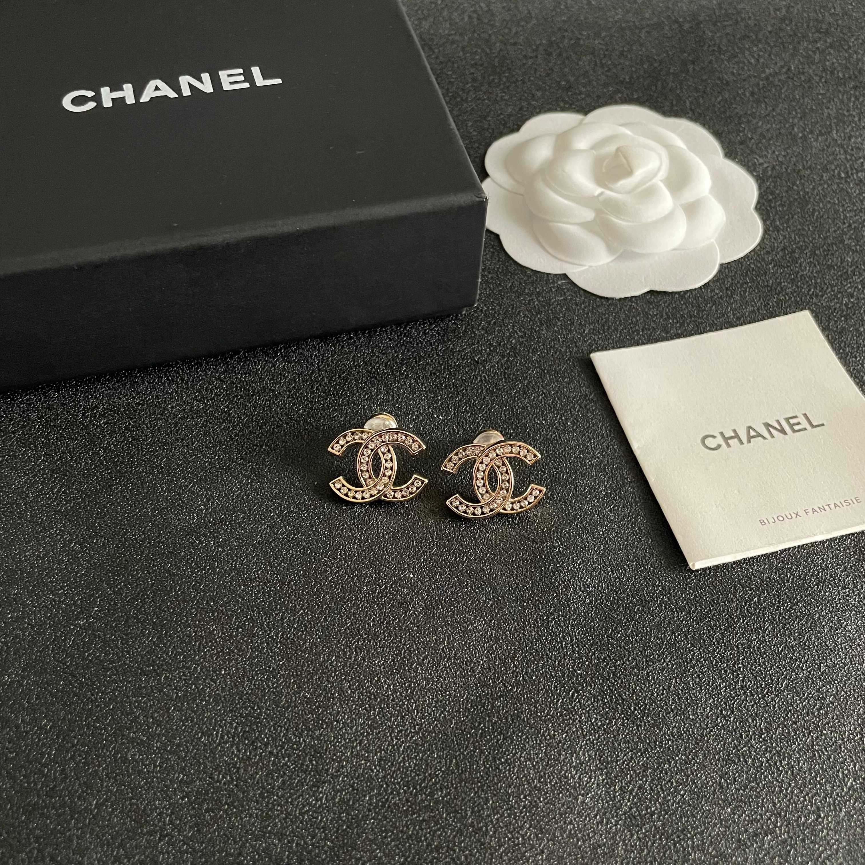 Chanel香奈儿 中古 耳钉👀小香家的款式真心无需多介绍😘🎶每一款都超好看，精致大方，非常显气质