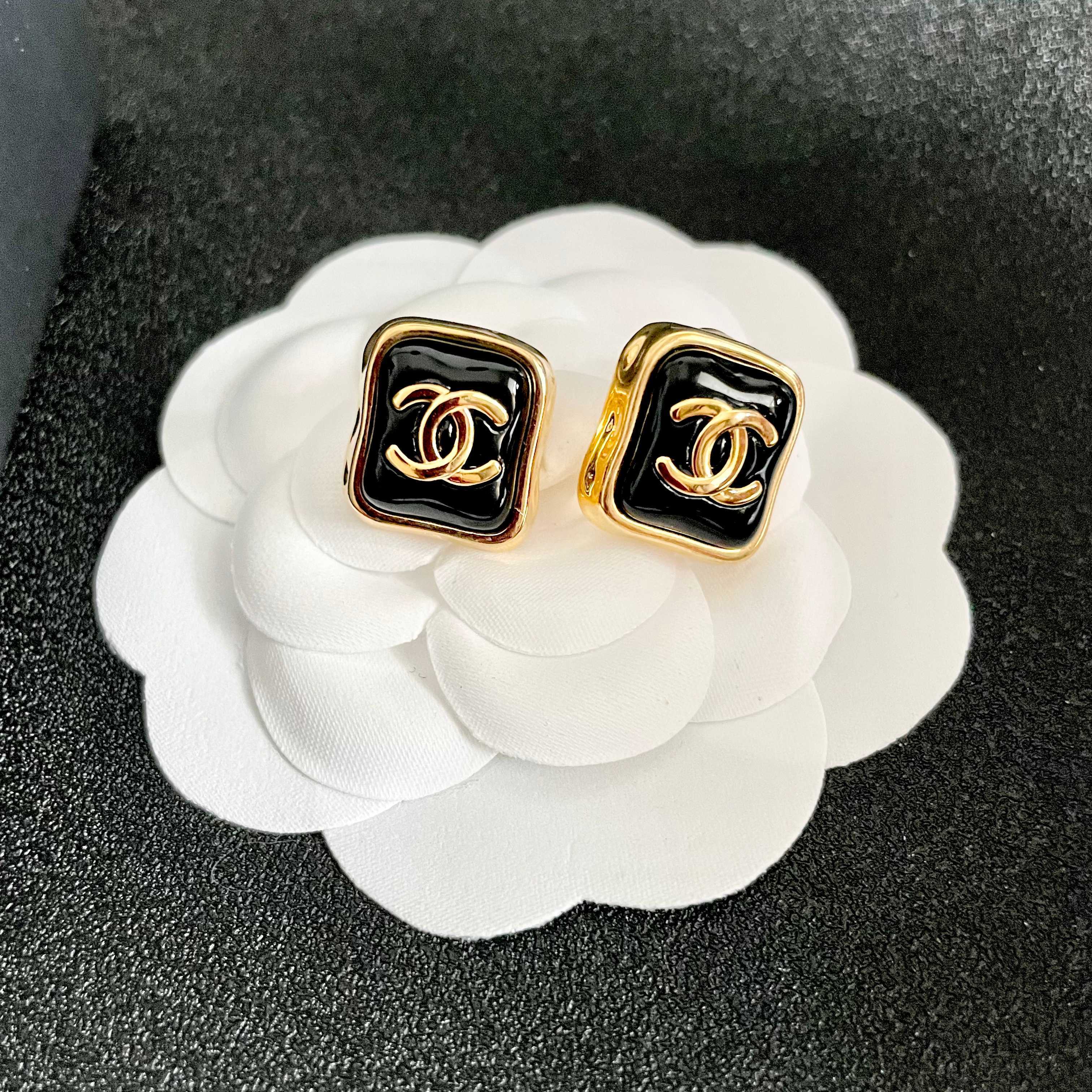 Chanel香奈儿 中古 耳钉👀小香家的款式真心无需多介绍😘🎶每一款都超好看，精致大方，非常显气质