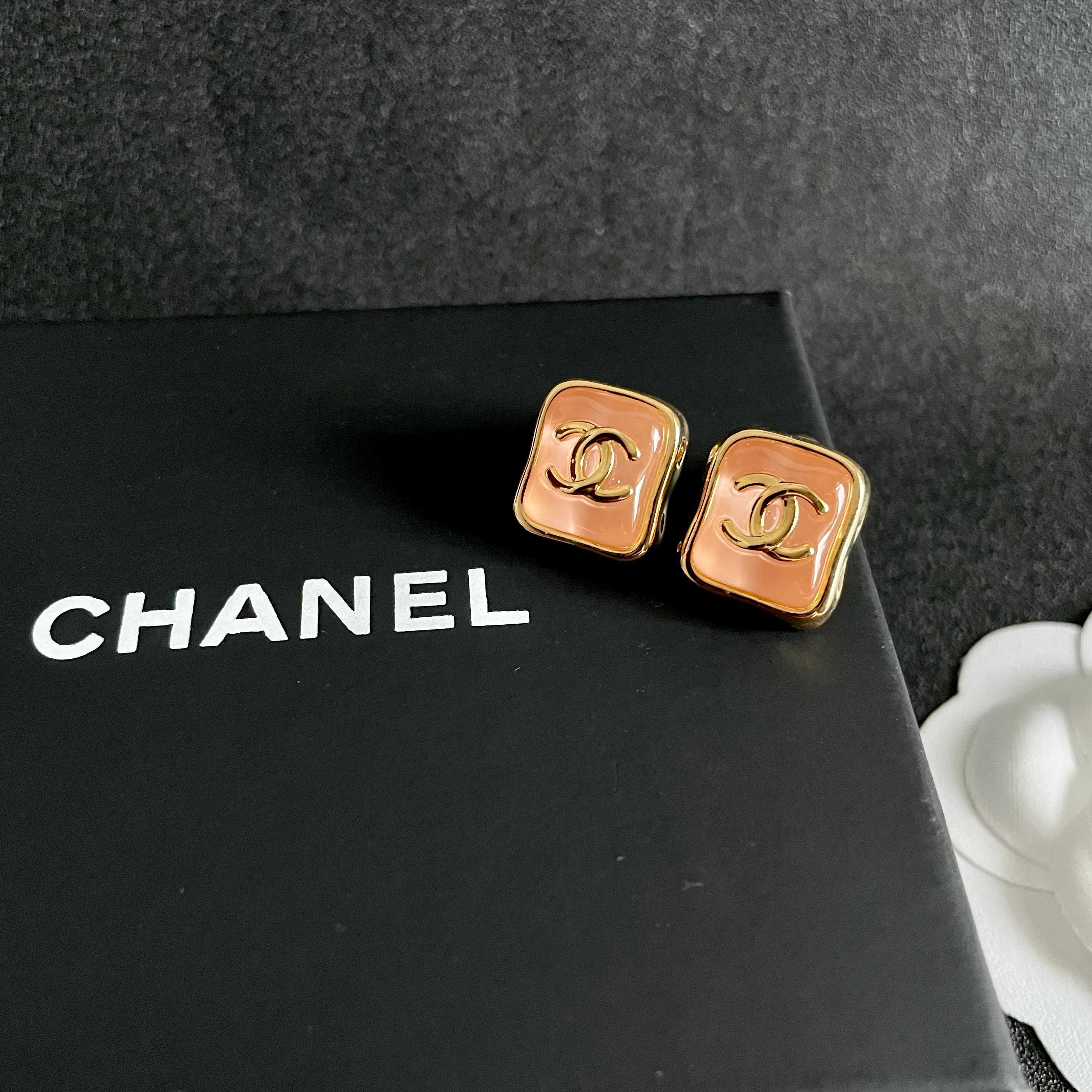Chanel香奈儿 中古 耳钉👀小香家的款式真心无需多介绍😘🎶每一款都超好看，精致大方，非常显气质