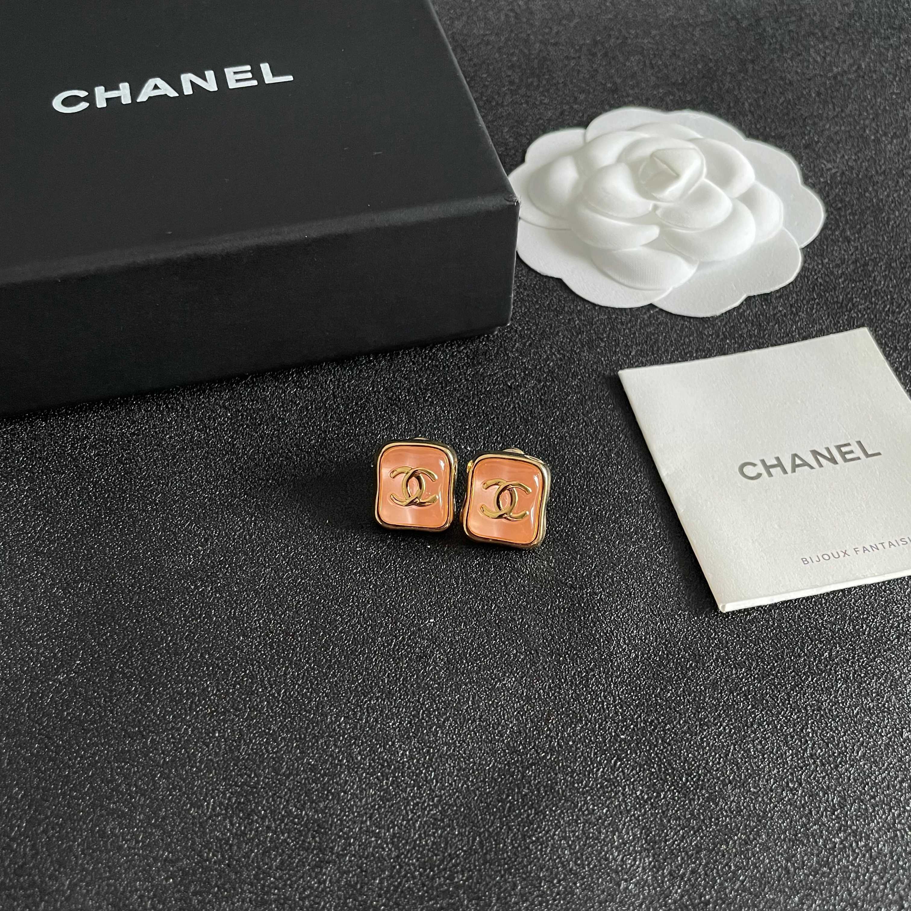 Chanel香奈儿 中古 耳钉👀小香家的款式真心无需多介绍😘🎶每一款都超好看，精致大方，非常显气质