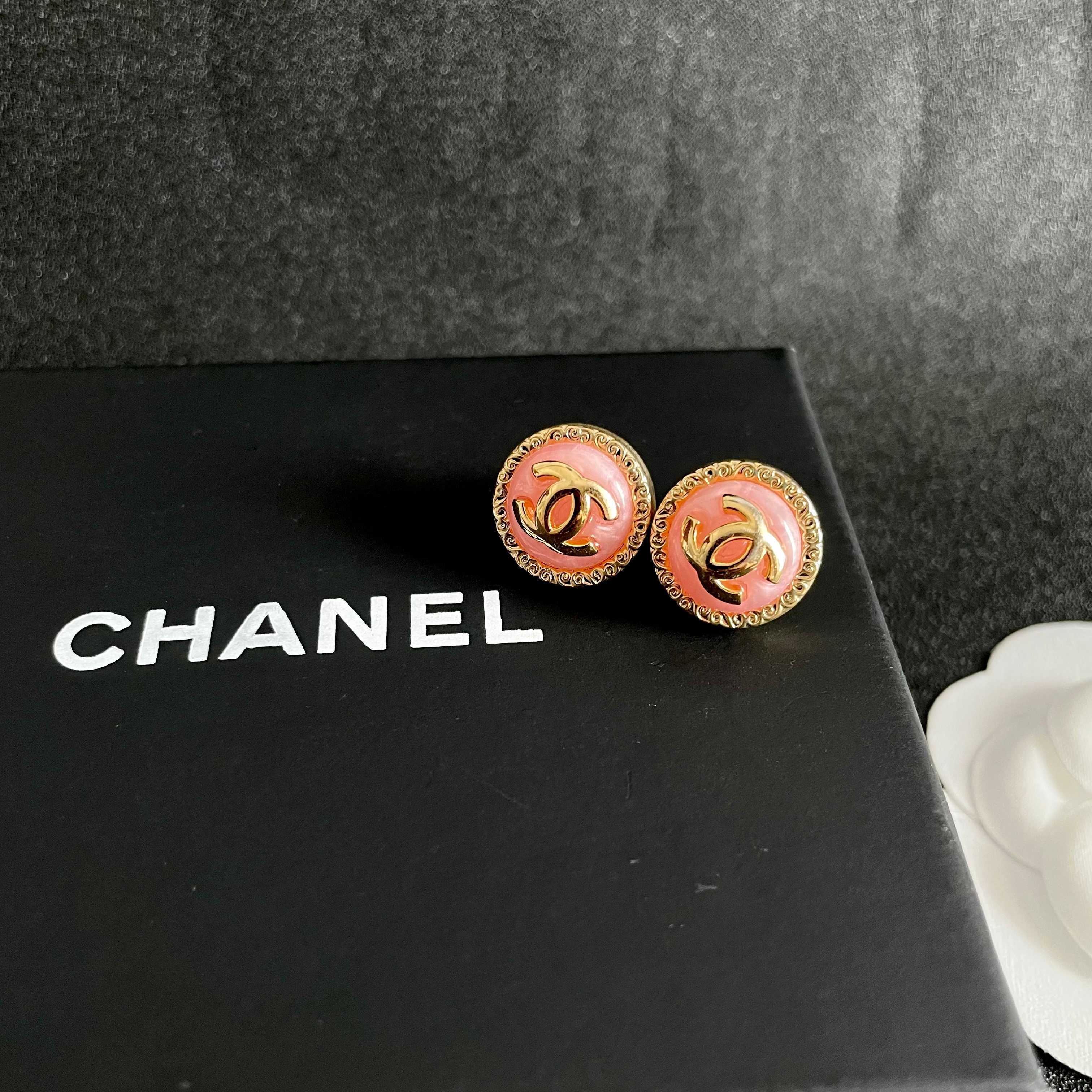 Chanel香奈儿 中古 耳钉👀小香家的款式真心无需多介绍😘🎶每一款都超好看，精致大方，非常显气质