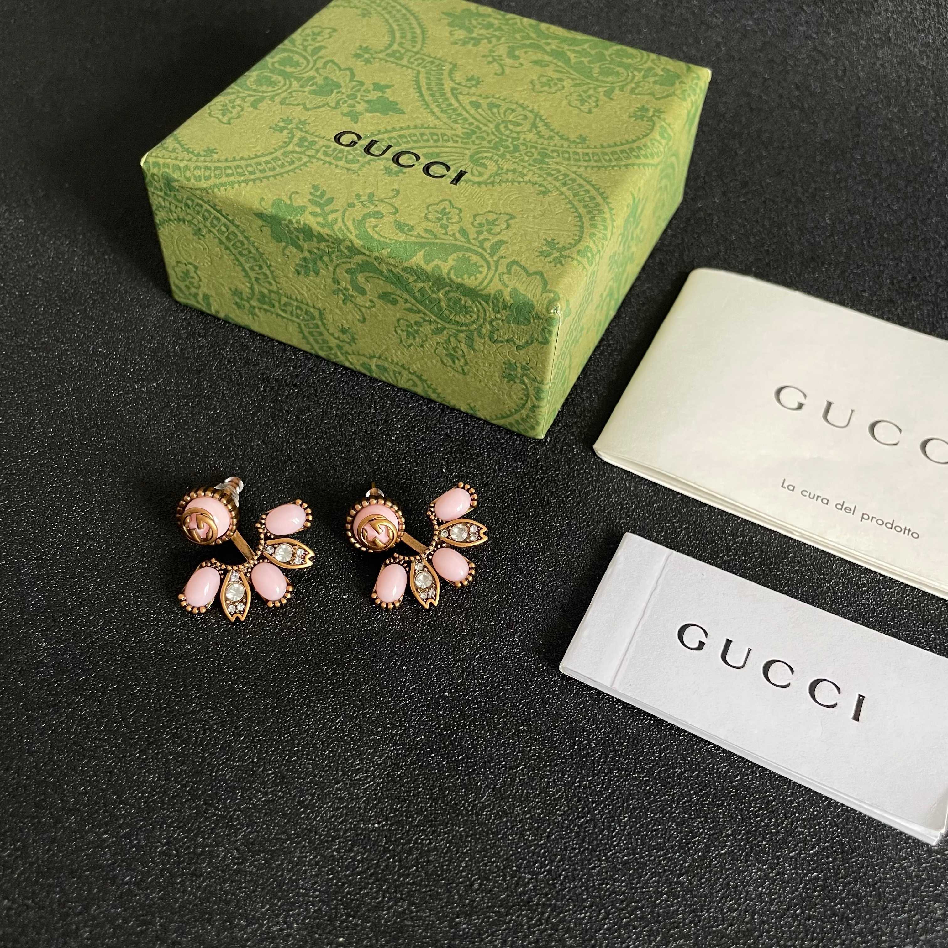 新款 古驰Gucci🆕小耳钉👌👌简约百搭 低调奢华的小双C 经典耐看 精选原版一致黄铜材质搭配纯银针！小