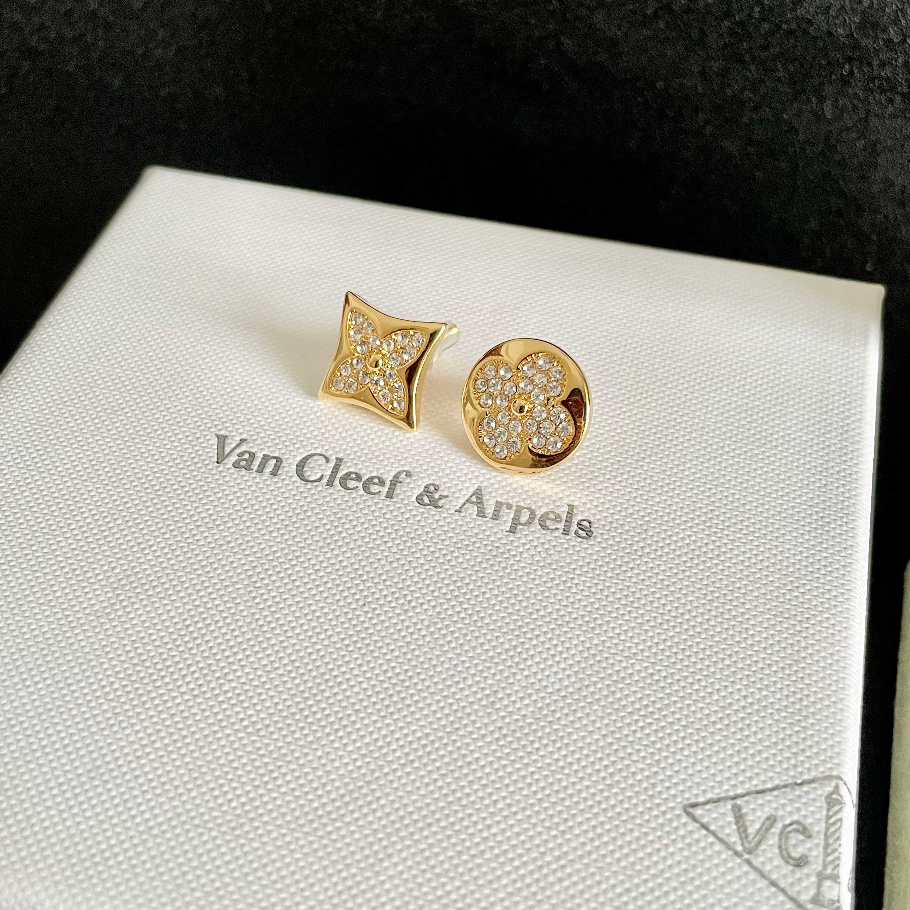 Vca 梵克雅宝 AB款满钻四叶草 耳钉 上耳显得脸蛋小 经典四叶草造型 诠释幸福的定义 满钻微镶bli
