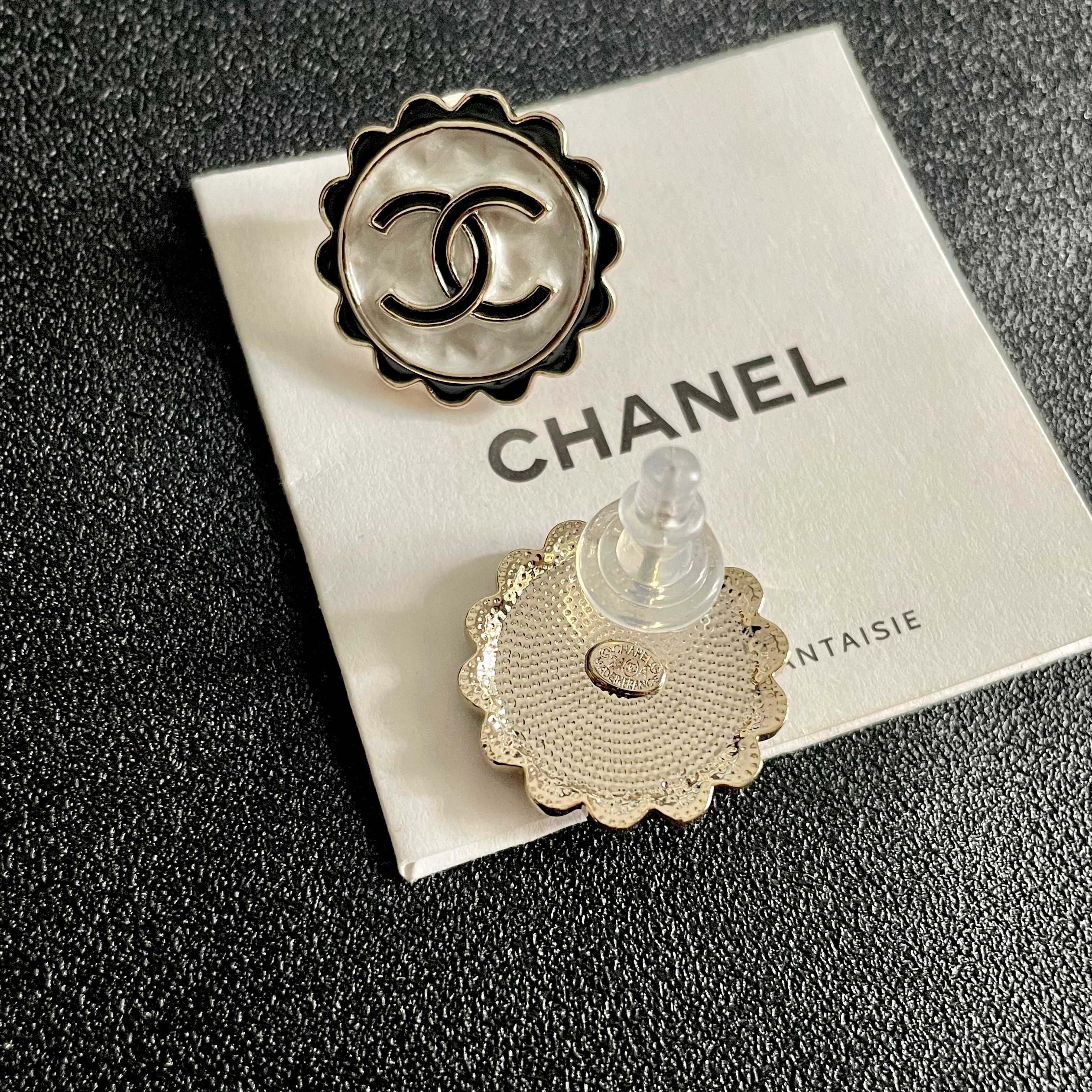 Chanel香奈儿 中古 双C耳钉👀小香家的款式真心无需多介绍😘🎶每一款都超好看，精致大方，非常显气质