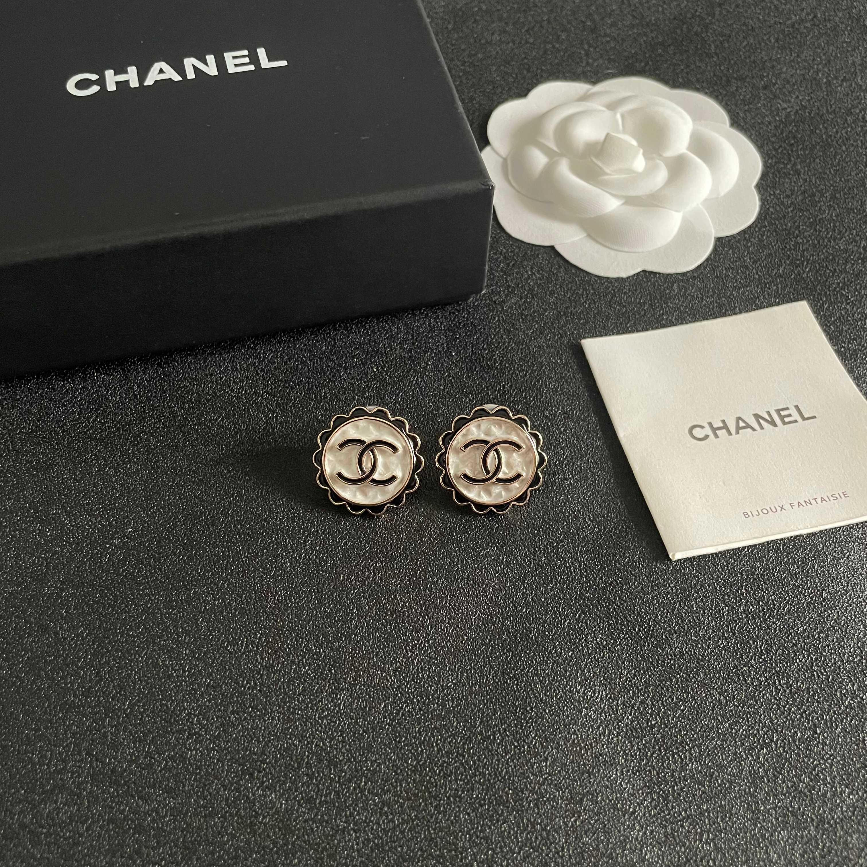 Chanel香奈儿 中古 双C耳钉👀小香家的款式真心无需多介绍😘🎶每一款都超好看，精致大方，非常显气质