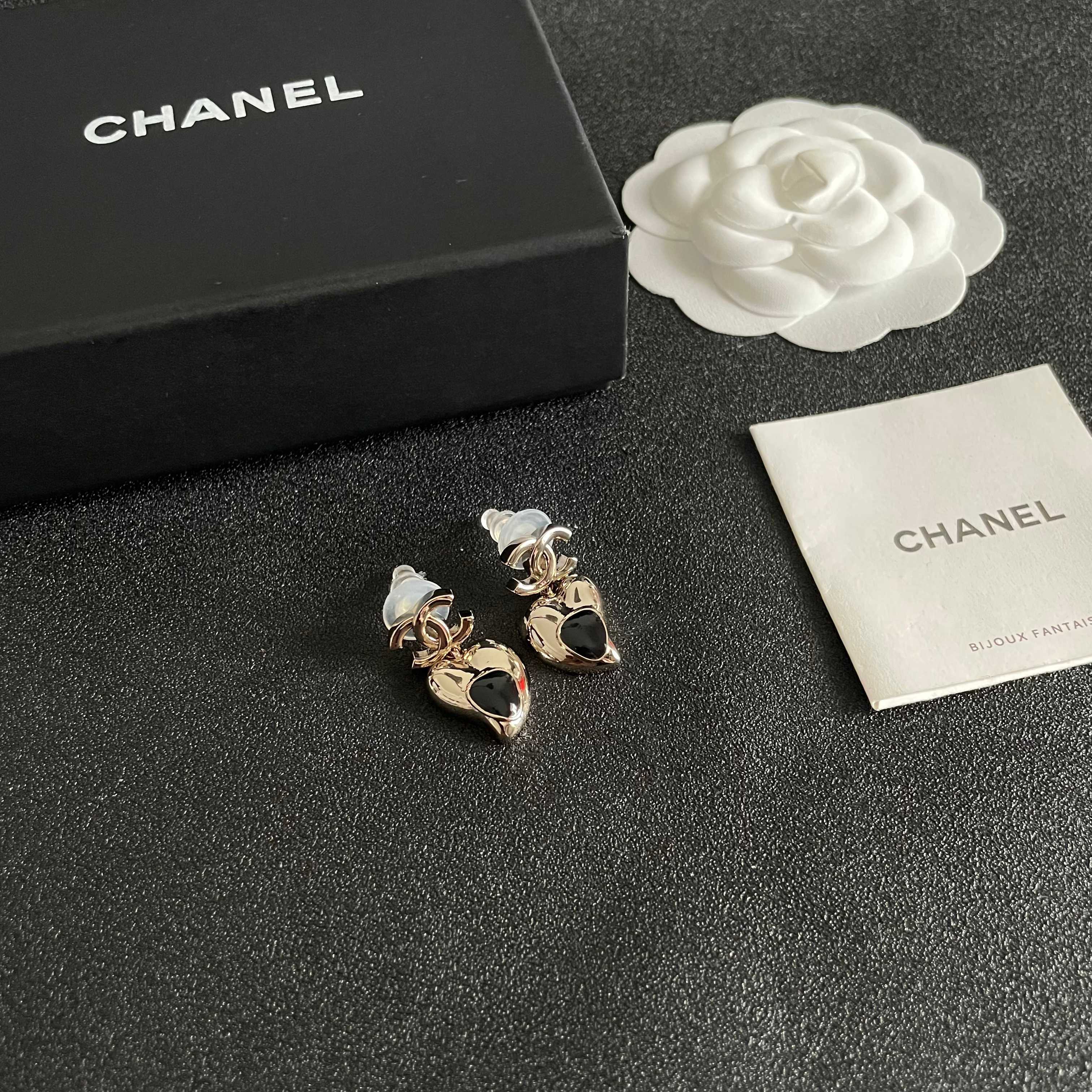 Chanel香奈儿 中古 双C耳钉👀原版复刻logo 小香家的款式真心无需多介绍😘🎶每一款都超好看，精致
