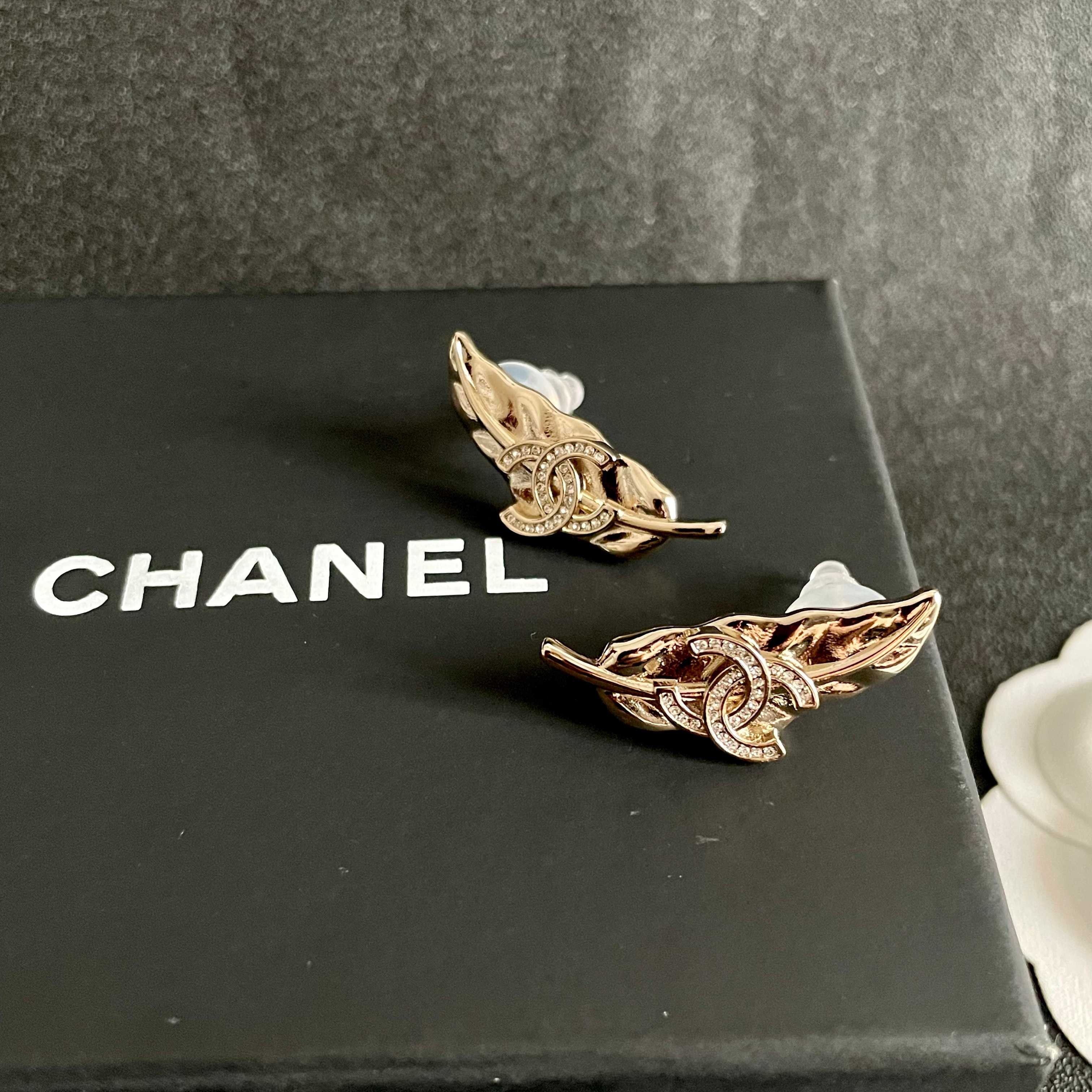 Chanel香奈儿 中古 双C耳钉👀原版复刻logo 小香家的款式真心无需多介绍😘🎶每一款都超好看，精致
