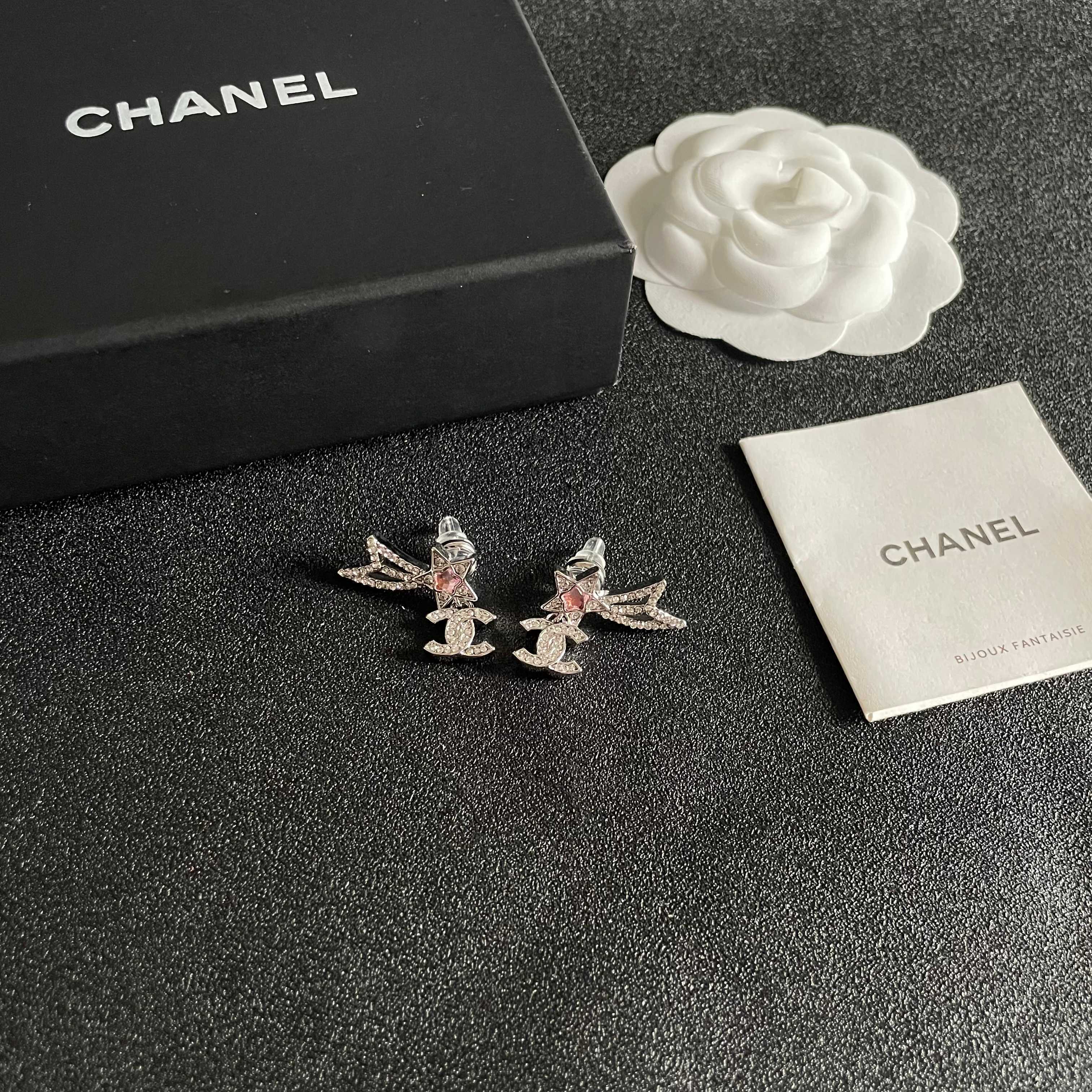 Chanel香奈儿 中古 耳钉👀小香家的款式真心无需多介绍😘🎶每一款都超好看，精致大方，非常显气质