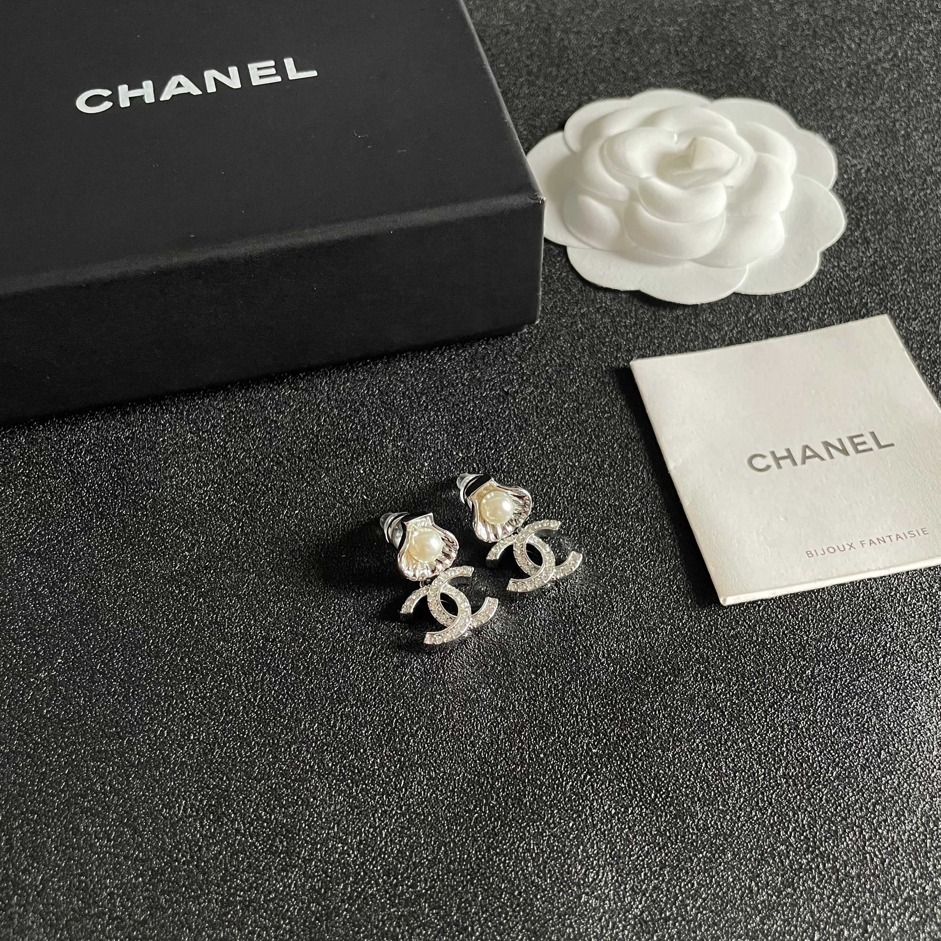 Chanel香奈儿 中古 耳钉👀小香家的款式真心无需多介绍😘🎶每一款都超好看，精致大方，非常显气质
