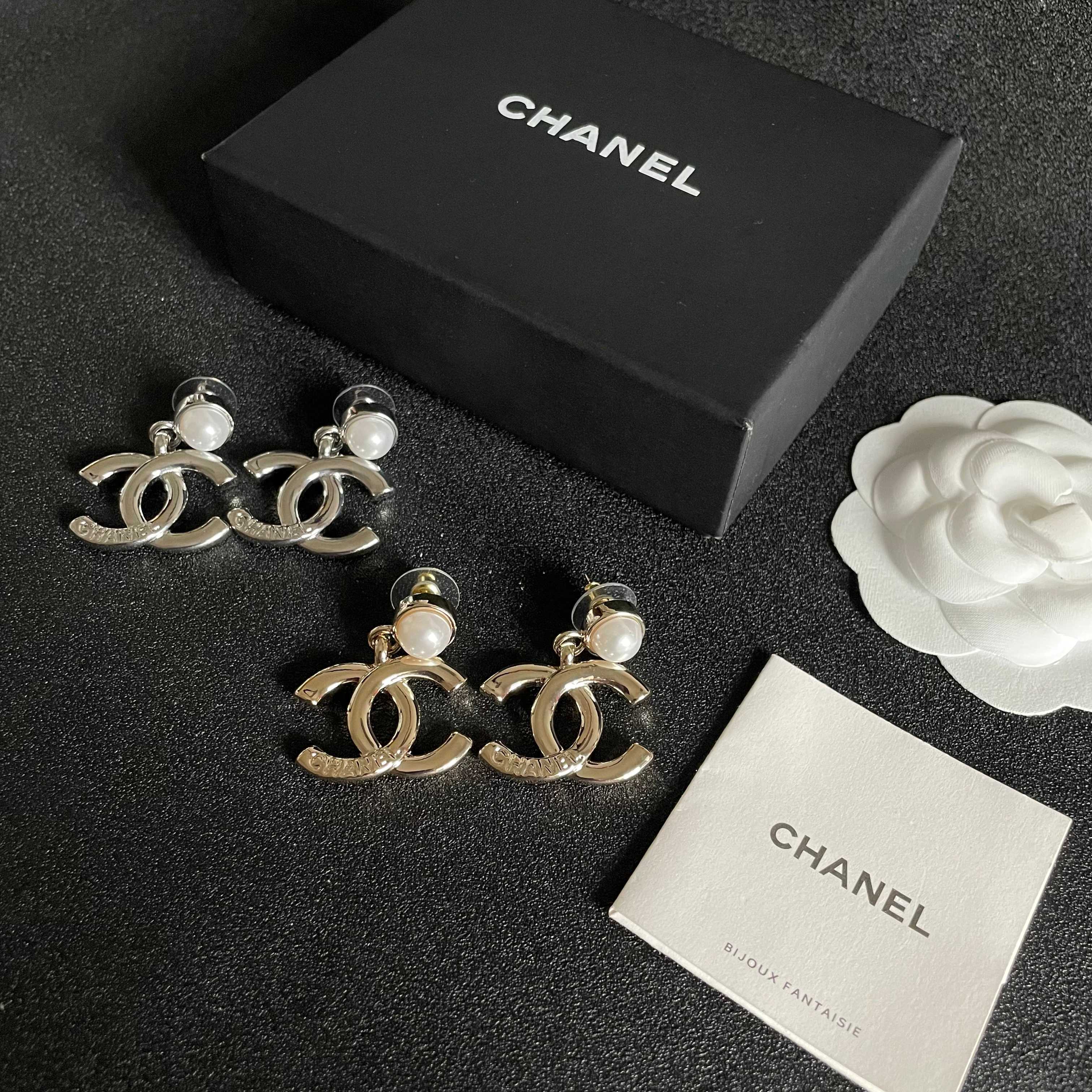 Chanel香奈儿 中古 耳钉👀小香家的款式真心无需多介绍😘🎶每一款都超好看，精致大方，非常显气质