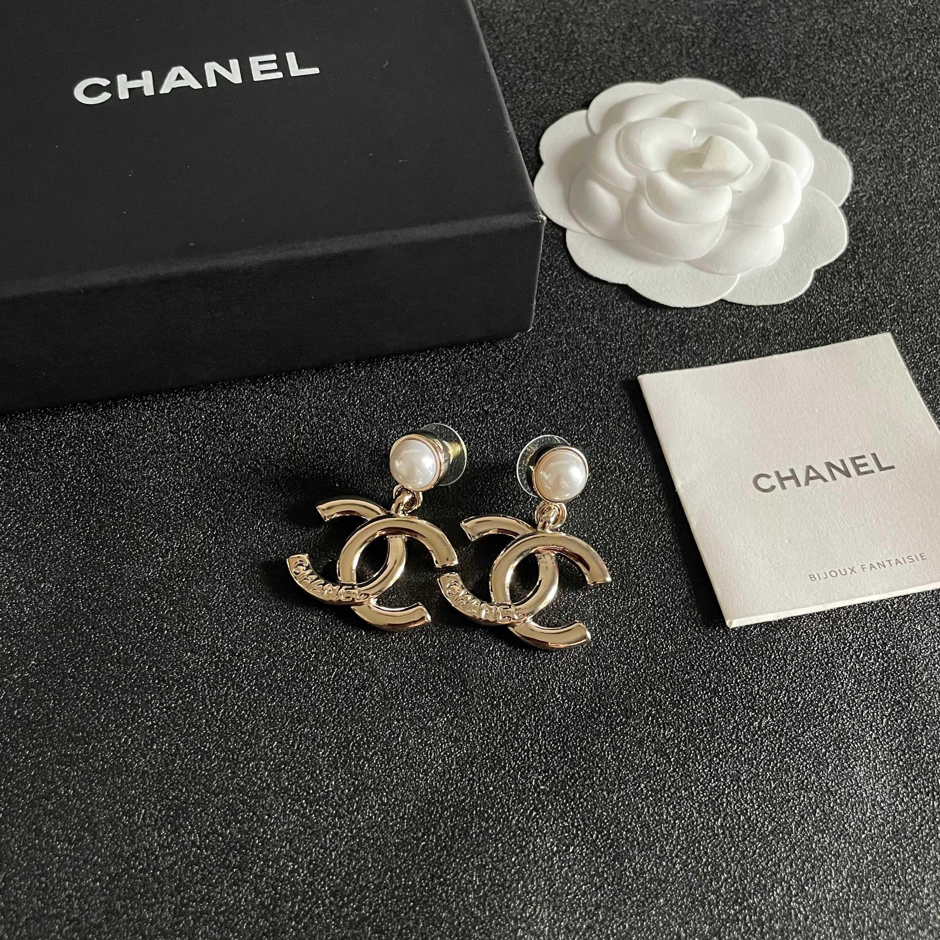 Chanel香奈儿 中古 耳钉👀小香家的款式真心无需多介绍😘🎶每一款都超好看，精致大方，非常显气质