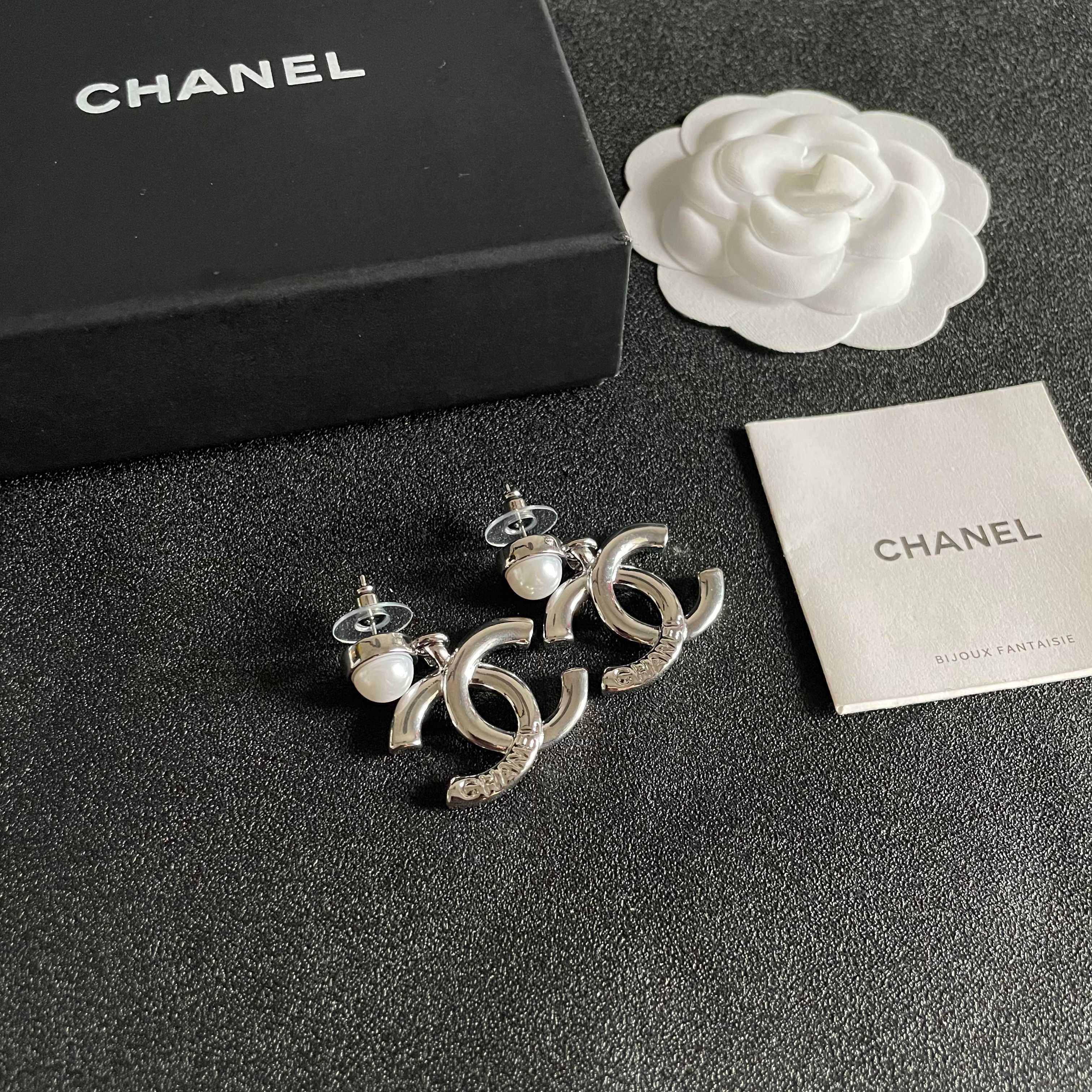 Chanel香奈儿 中古 耳钉👀小香家的款式真心无需多介绍😘🎶每一款都超好看，精致大方，非常显气质