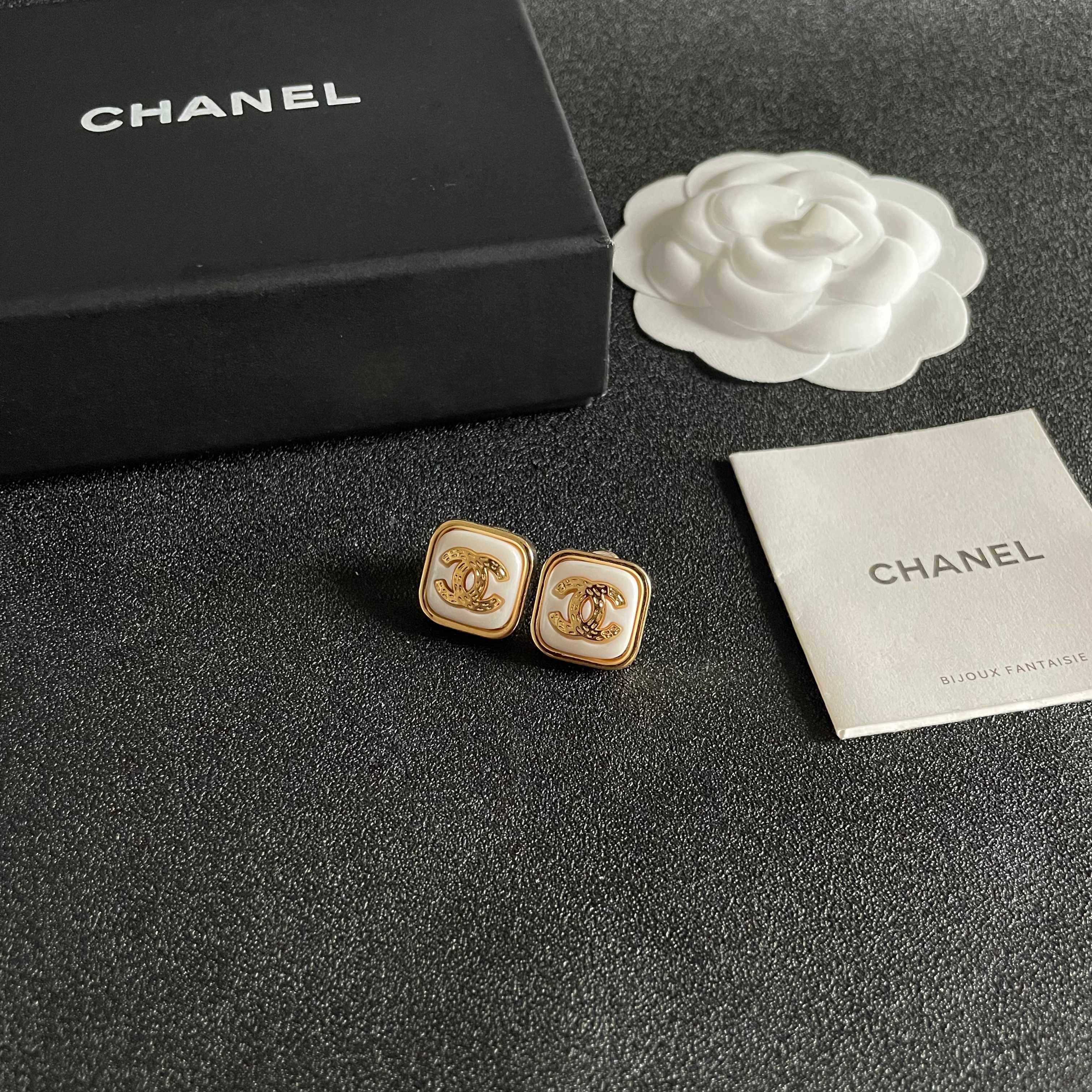 Chanel香奈儿 中古 耳钉👀小香家的款式真心无需多介绍😘🎶每一款都超好看，精致大方，非常显气质