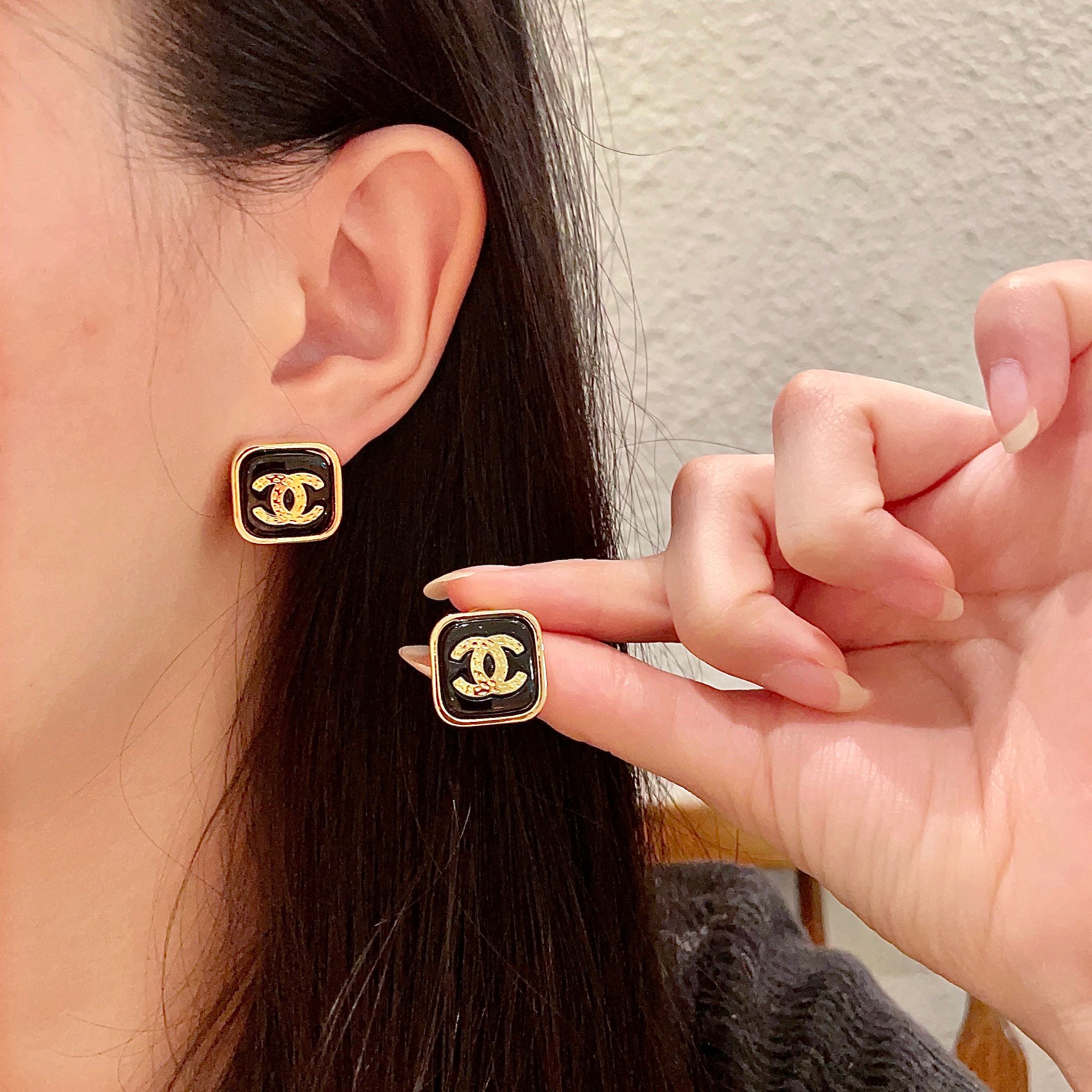 Chanel香奈儿 中古 耳钉👀小香家的款式真心无需多介绍😘🎶每一款都超好看，精致大方，非常显气质