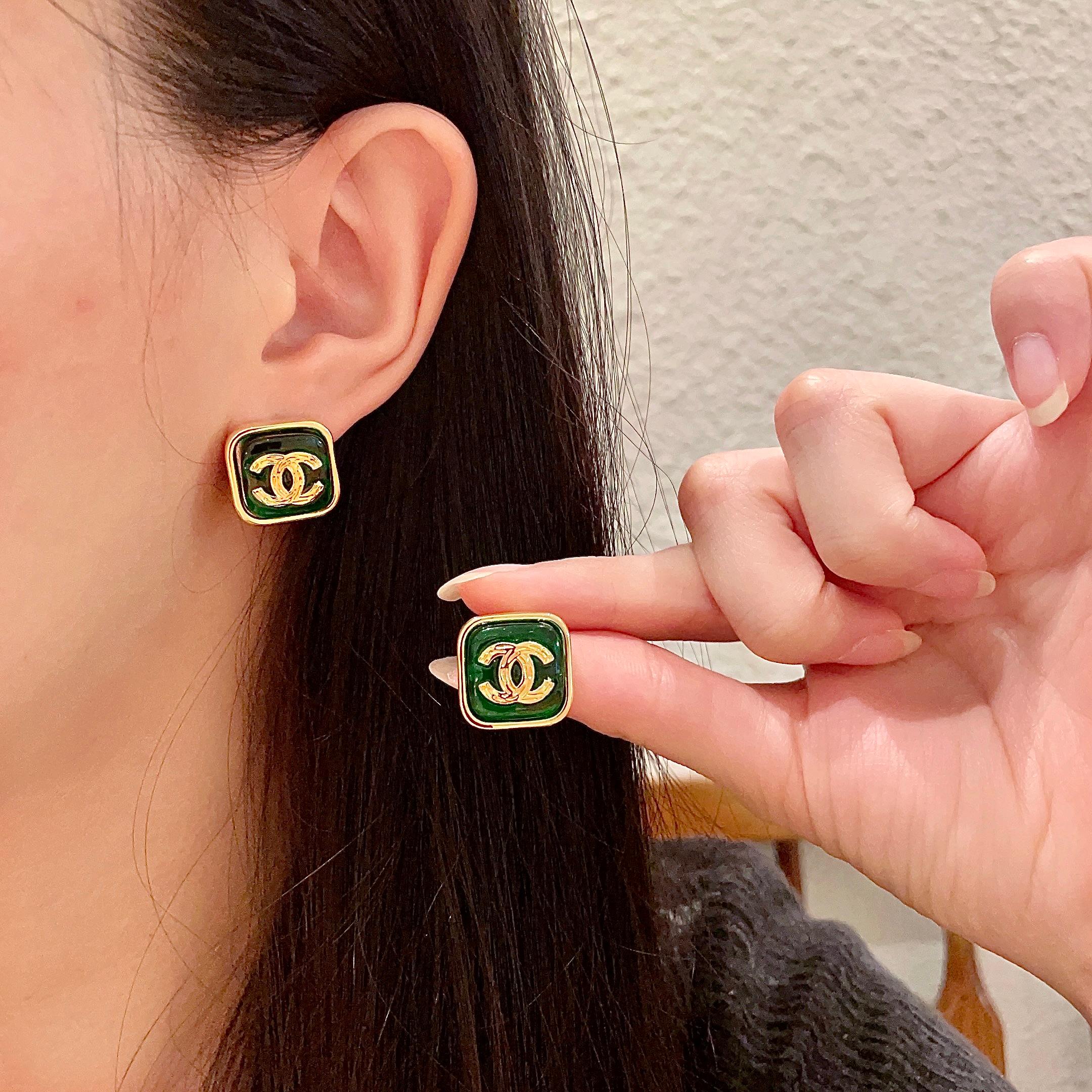 Chanel香奈儿 中古 耳钉👀小香家的款式真心无需多介绍😘🎶每一款都超好看，精致大方，非常显气质