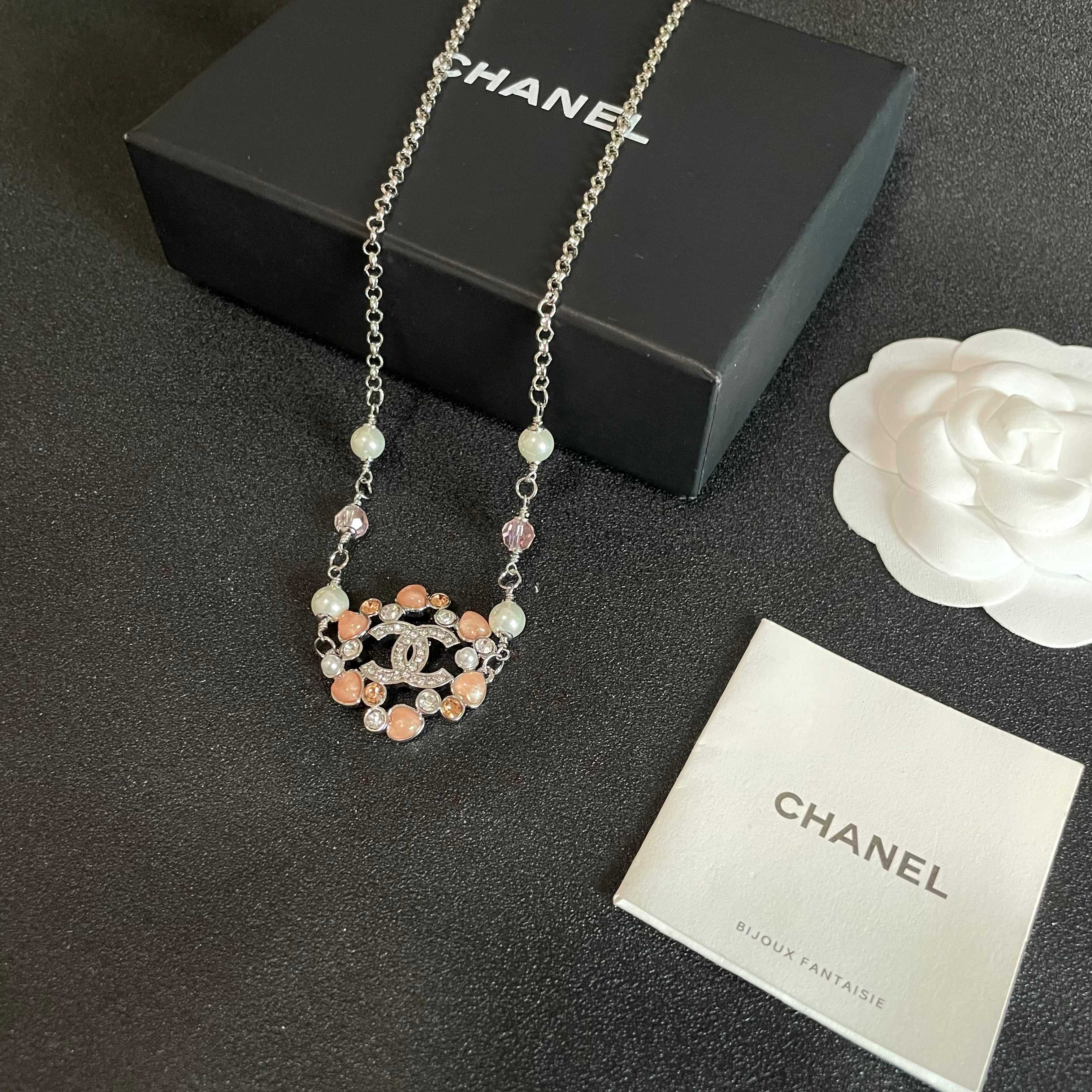 Chanel香奈儿 中古 字母项链👀小香家的款式真心无需多介绍😘🎶每一款都超好看，精致大方，非常显气质.