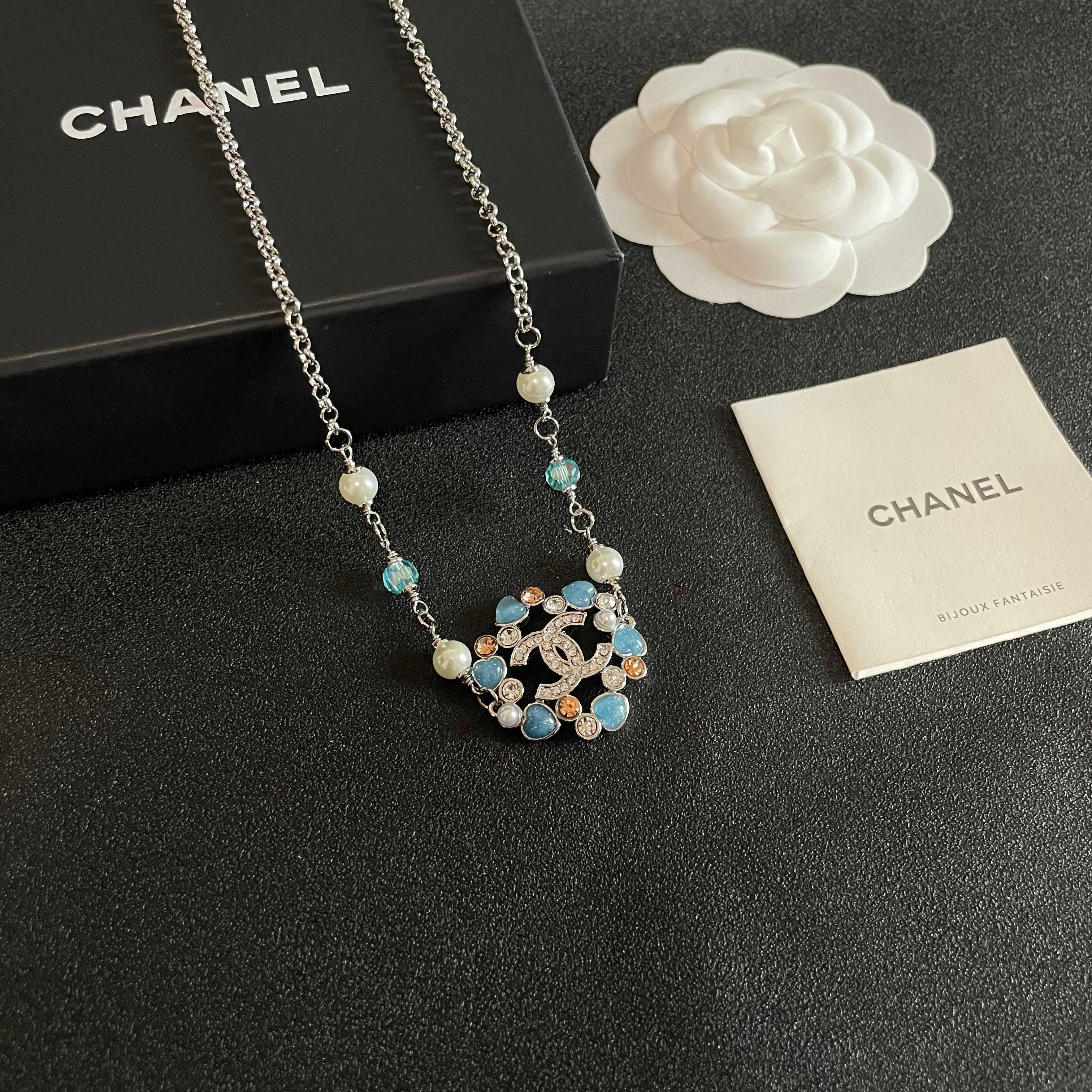 Chanel香奈儿 中古 字母项链👀小香家的款式真心无需多介绍😘🎶每一款都超好看，精致大方，非常显气质.