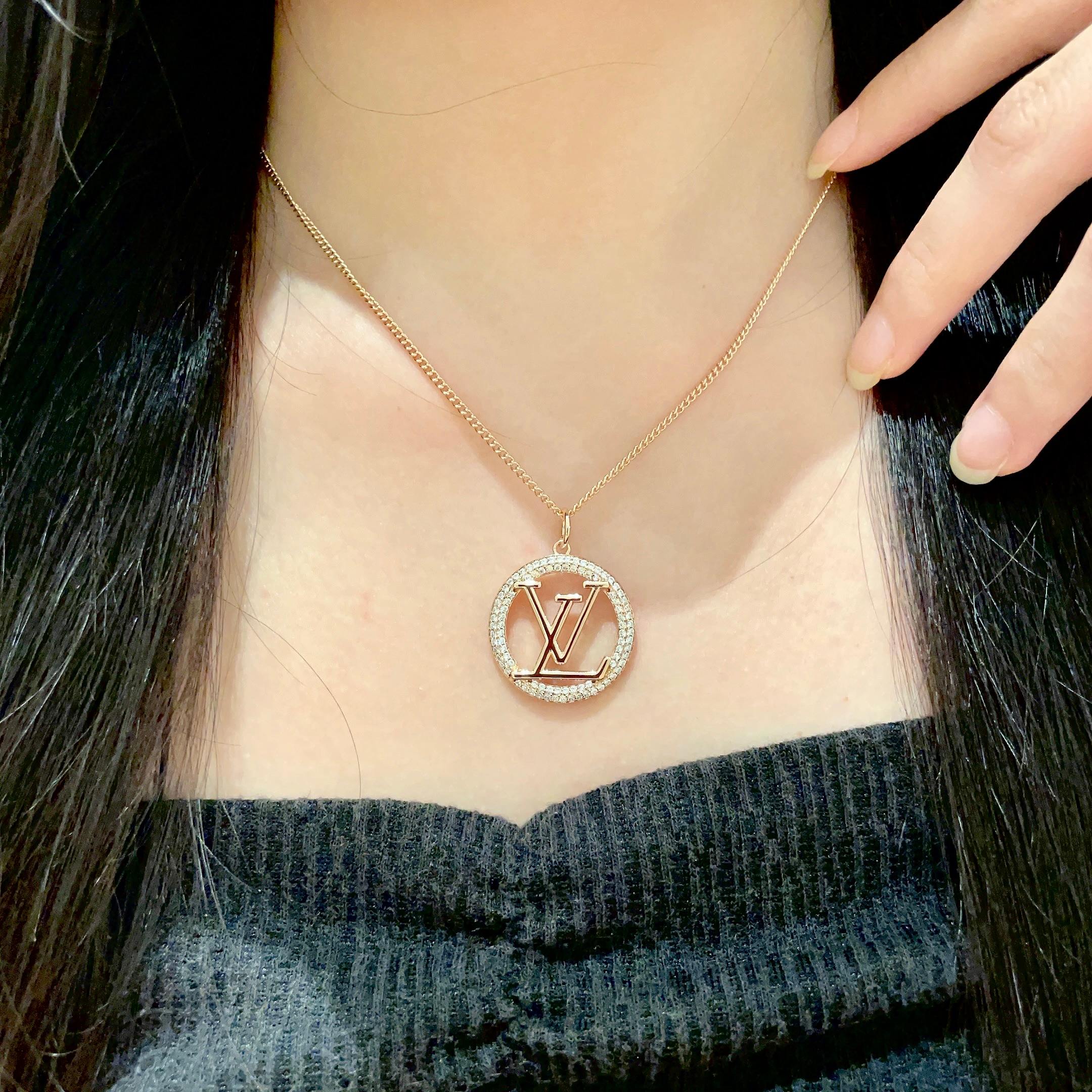 💥💥💥LOUISVUITTON以 经典花纹图案设计 双花 款设计方式吊坠LV品牌标志设计，经典标志理念、